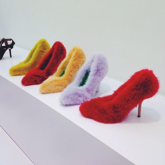 Dos casacos para os sapatos, os modelos com pelo são a tendência do momento – e estes 10 pares provam-no