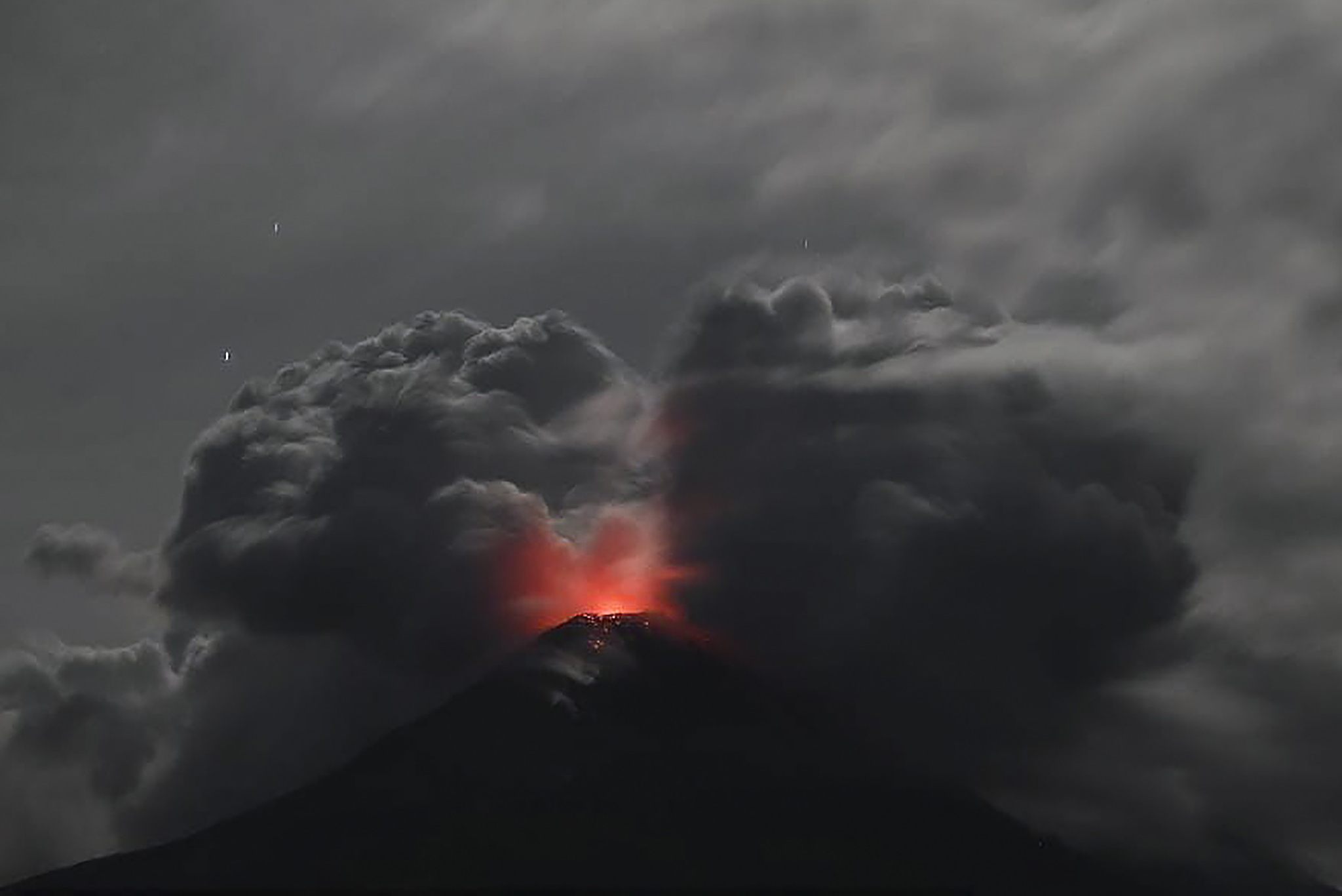 Vulcão em erupção na Indonésia. Há voos cancelados