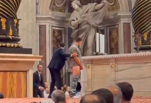Homem urinou na Basílica de São Pedro, no Vaticano. Veja o vídeo do momento (que deixou o Papa “chocado”)