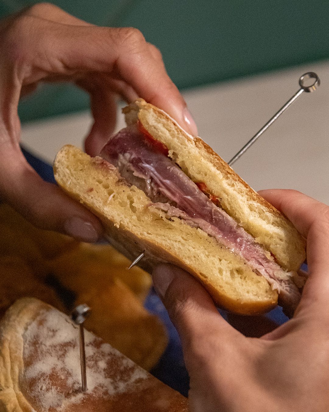 Este é o melhor spot para jantar no Cais antes dos Santos. E há um menu especial com sardinha e caldo verde