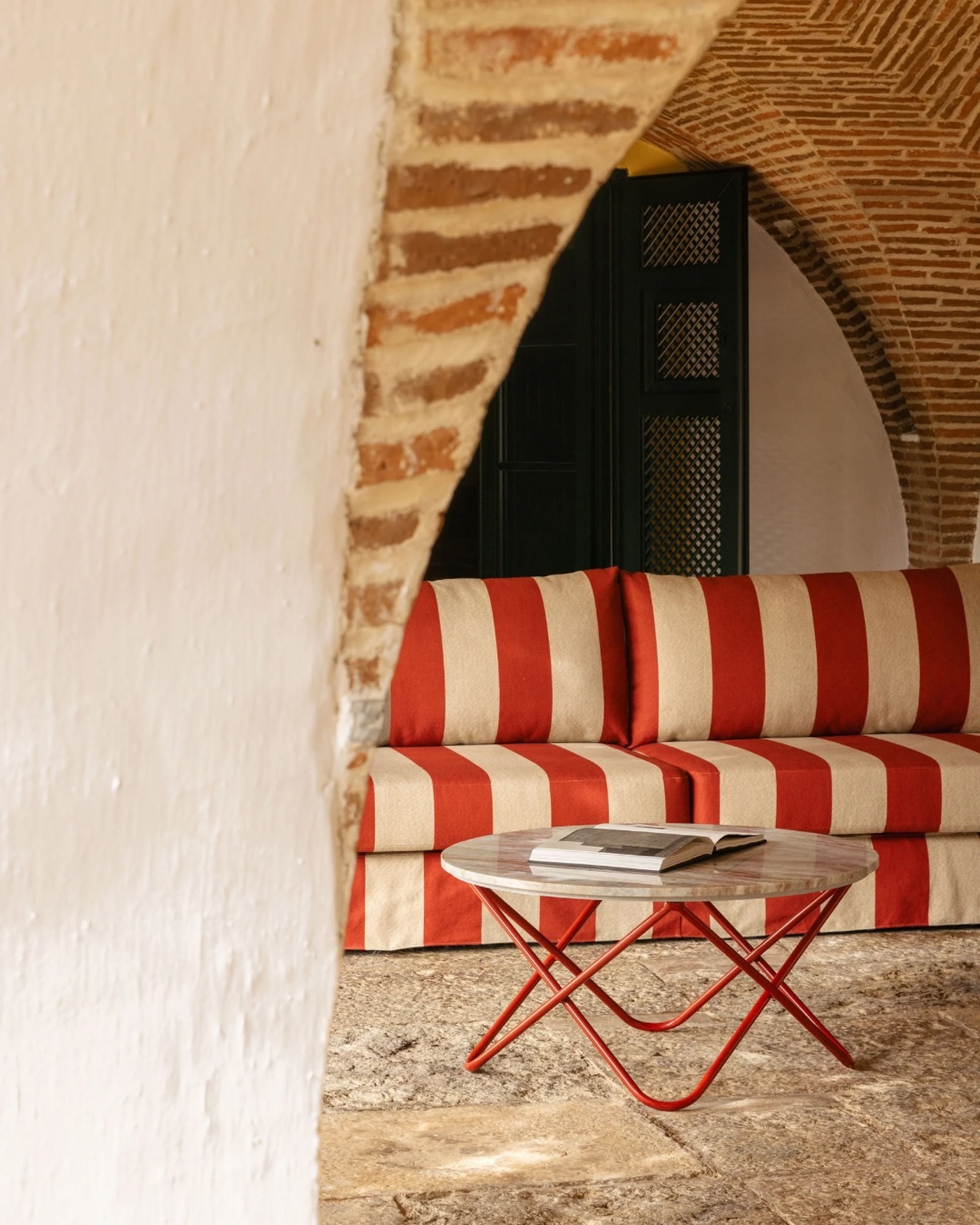 Das almofadas a 85€ à mesa de 5400€. Esta nova marca portuguesa de decoração grita luxo