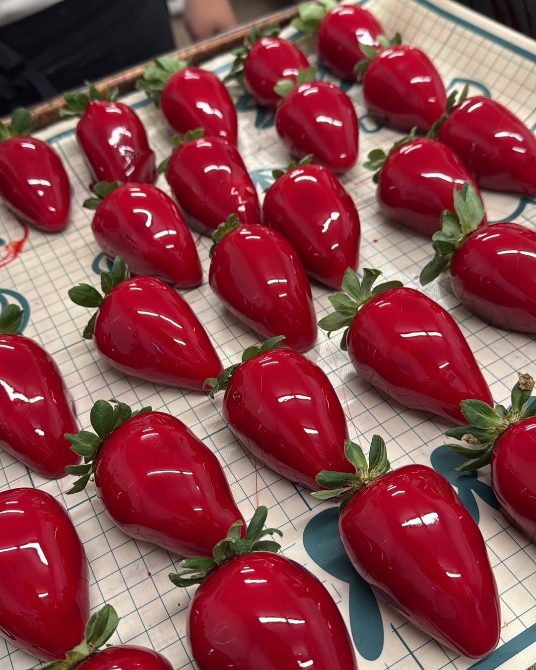 Morango do Amor é o novo doce viral das redes sociais. Saiba onde comprar e como fazer