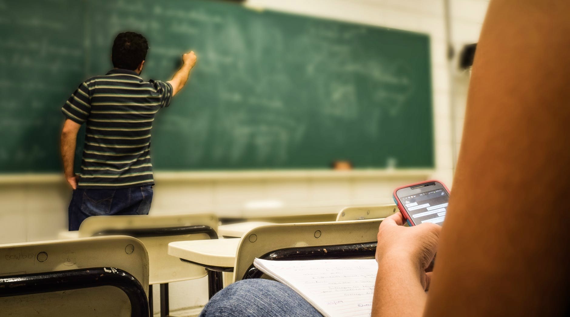 Proibir telemóveis nas escolas sem ouvir alunos não é solução, defendem especialistas