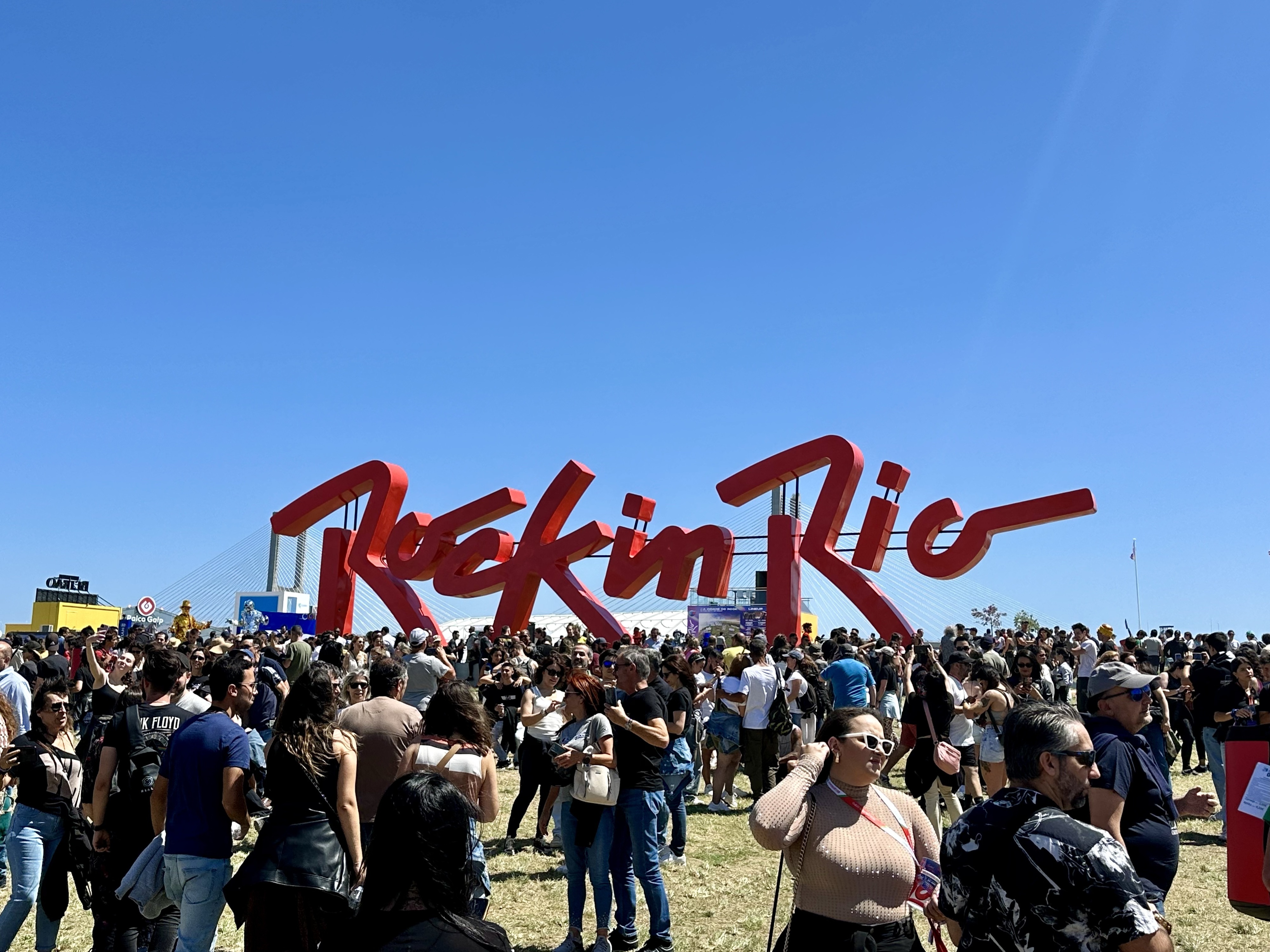 Foram-se os sofás vermelhos, ficou um recinto sem magia. Rock in Rio no Parque Tejo é um grande “não”