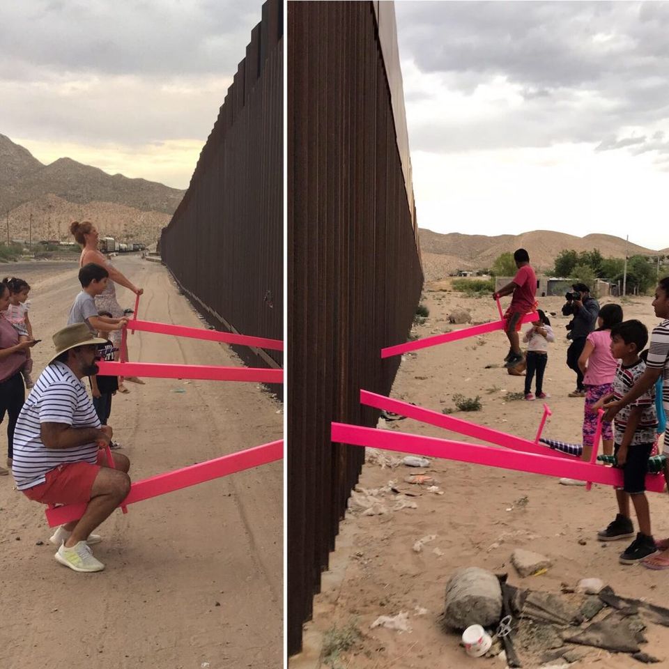 Há um sobe e desce improvisado no muro que separa os EUA e o México