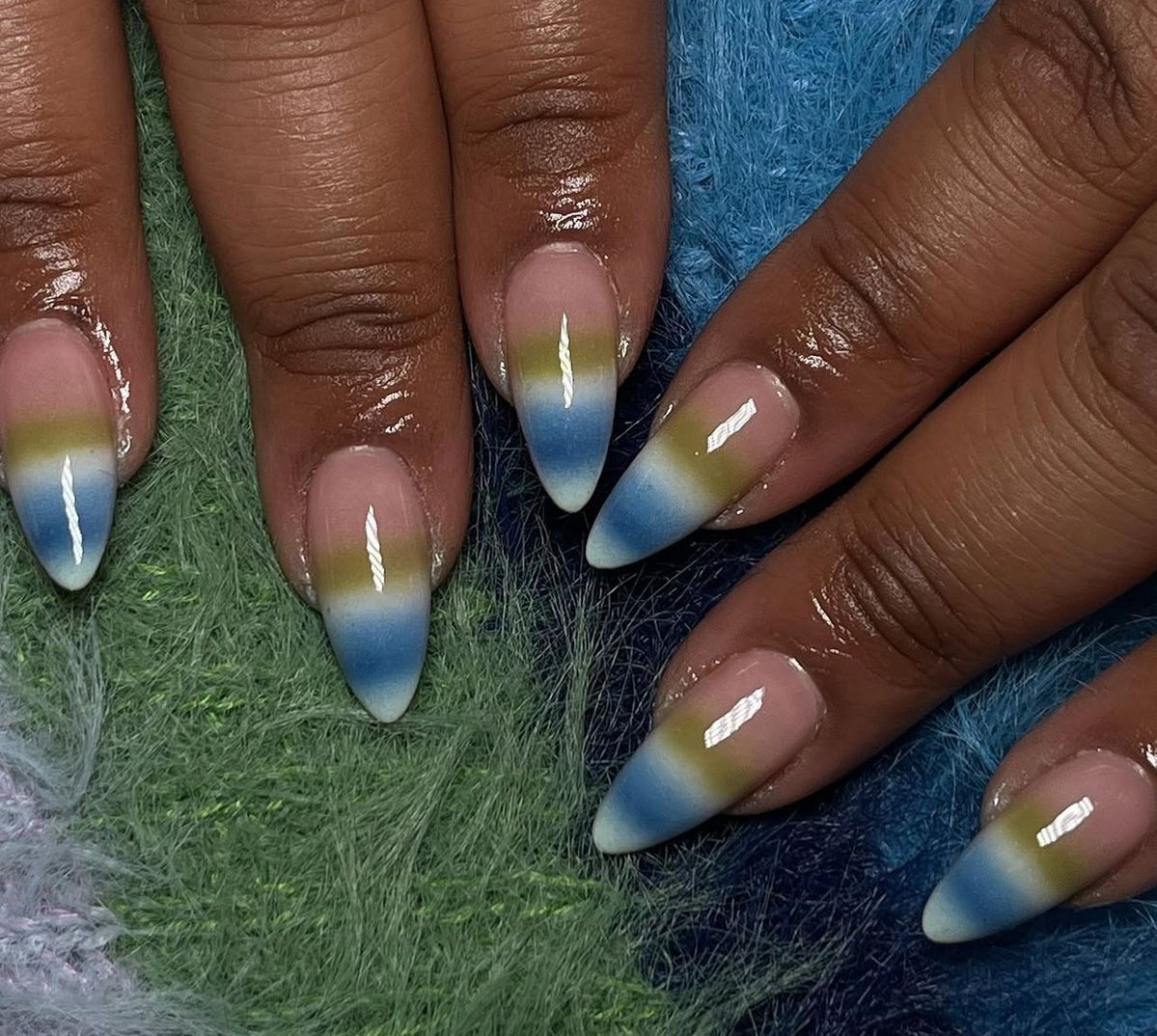 Cardigan nails são tendência e imitam o efeito de casacos coloridos na manicure. Inspire-se com 15 fotos