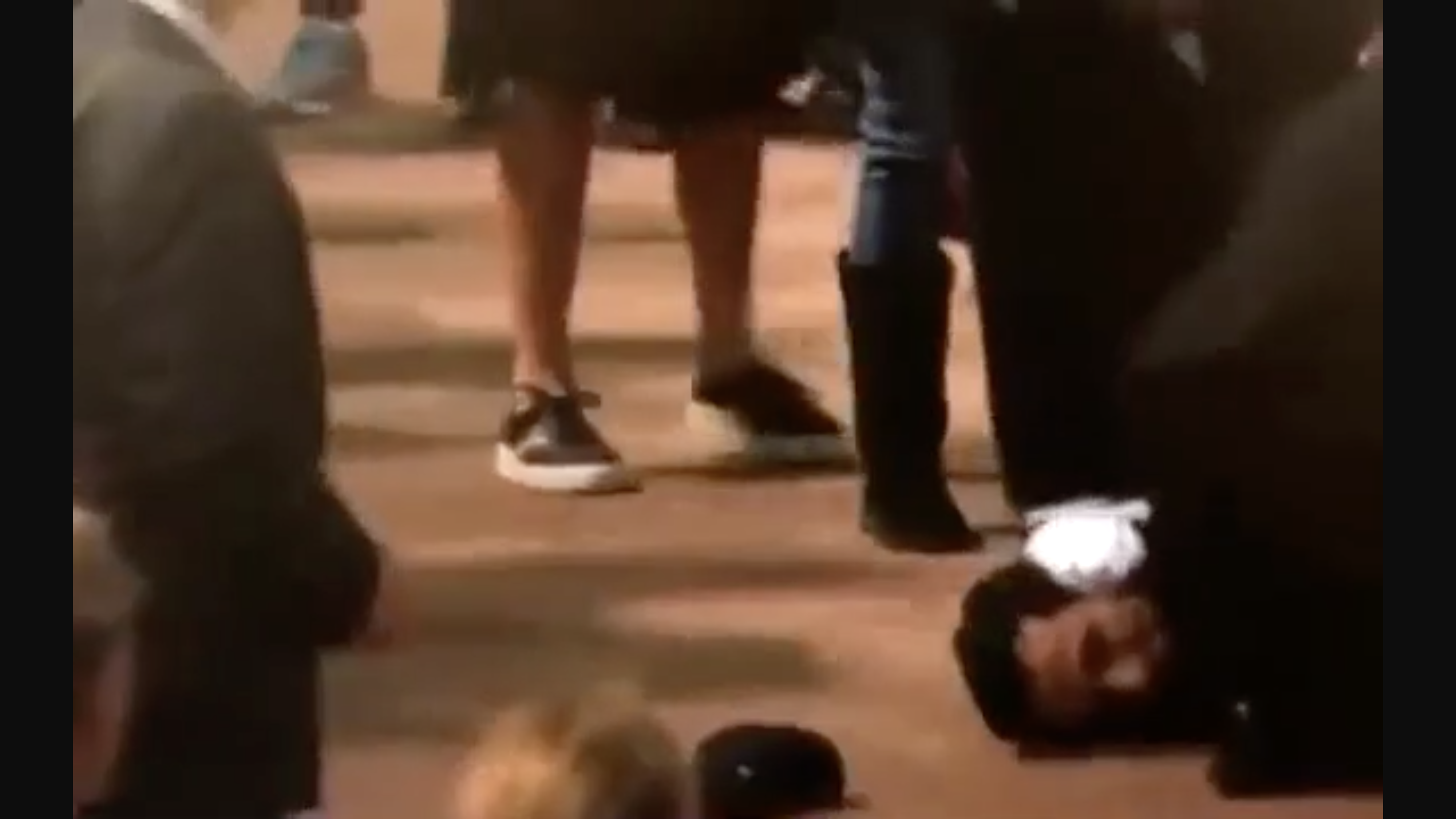 Homem tenta saltar para o caixão da rainha e é imobilizado pela polícia perante multidão