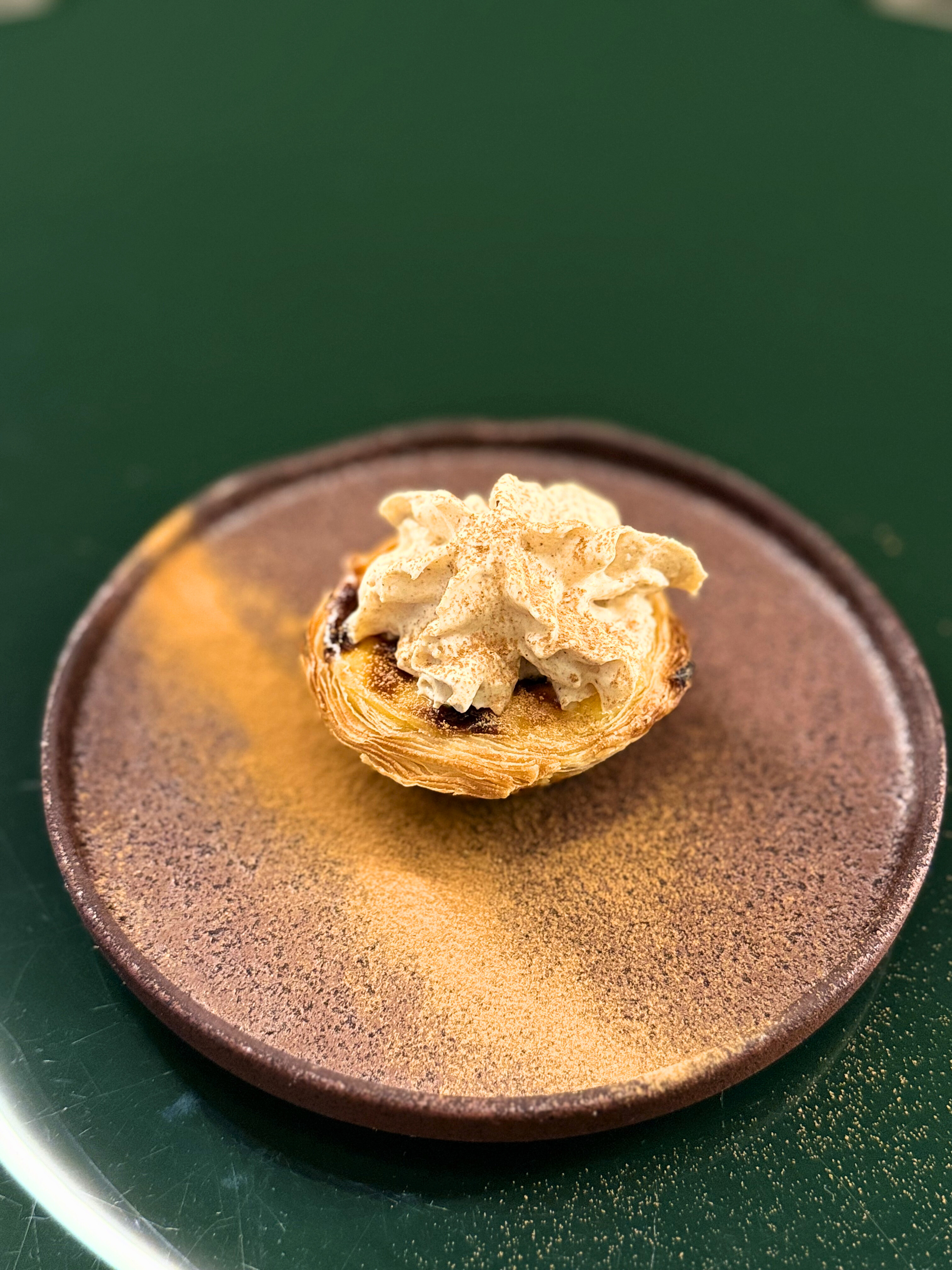 Não é só o elevador do Hotel Mundial que é icónico, os pastéis de nata também. Saiba como provar