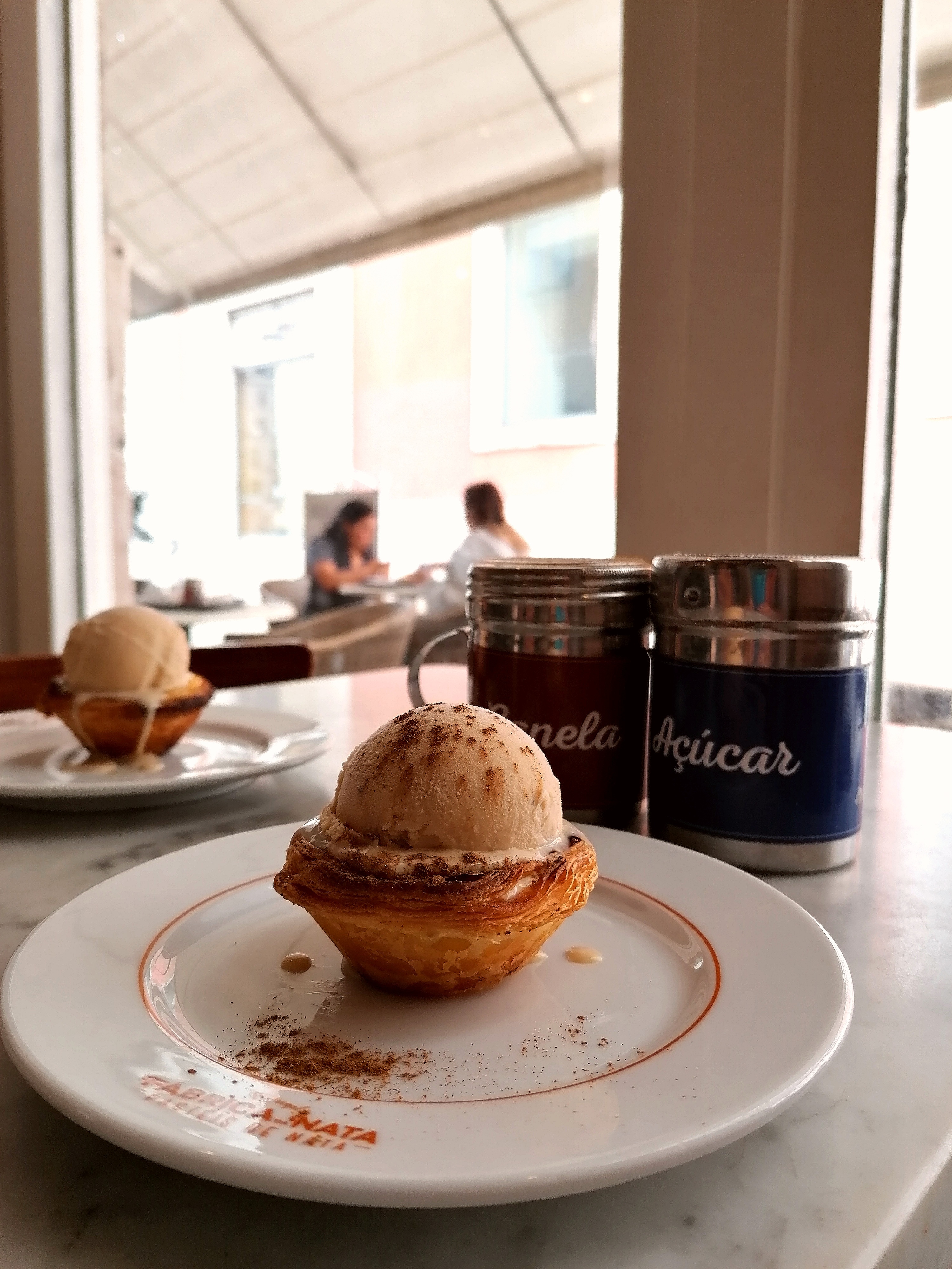 Gelado com pastel de Nata? Um em cima do outro? Parece mentira, mas já existe (e é tão bom)