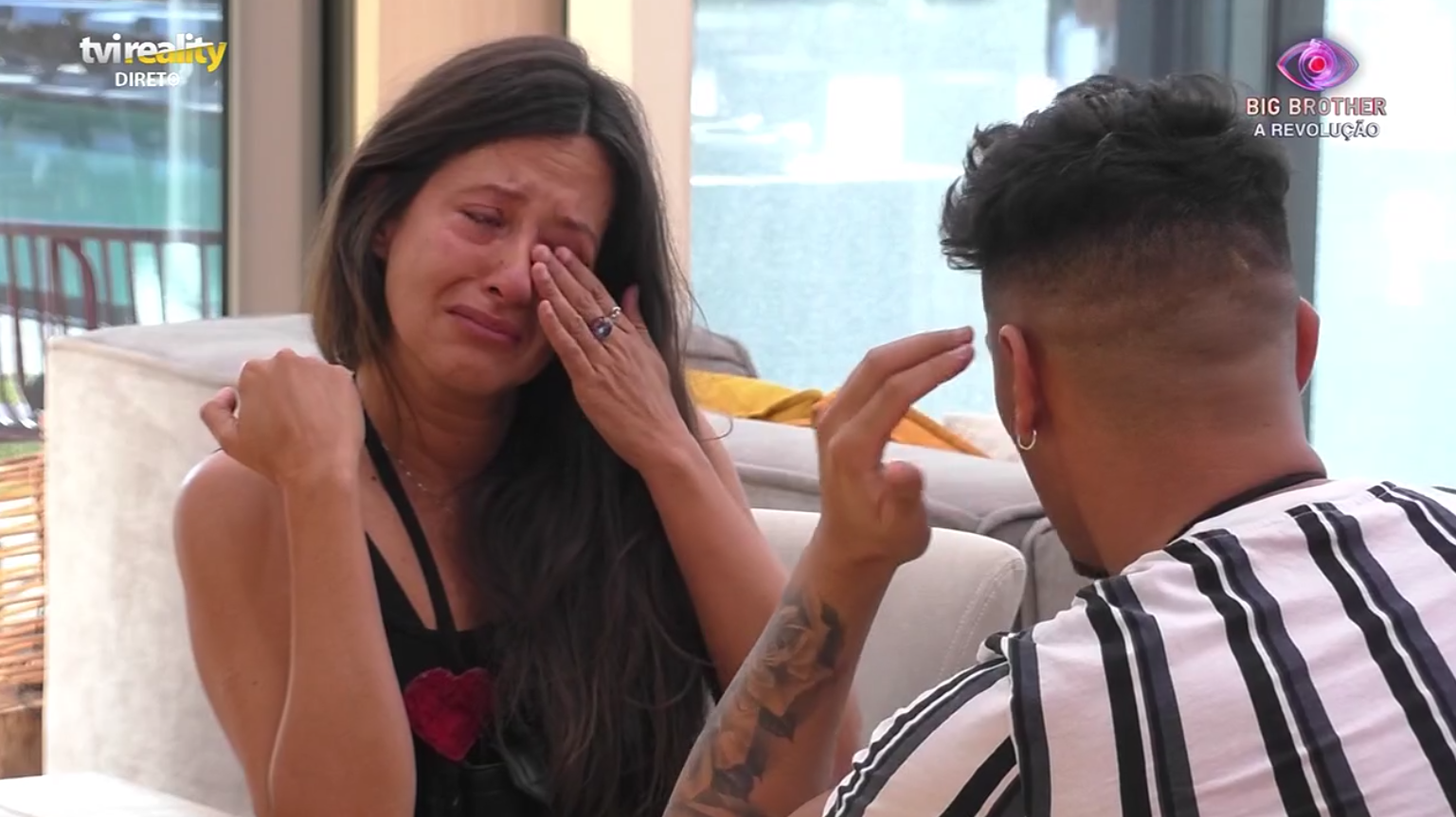 Sofia em lágrimas após Pedro destruir dedicatória para namorado. “Ele levou-me ao limite”