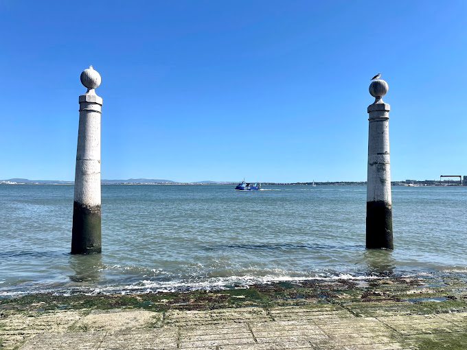 Cadáver de um homem encontrado junto ao Cais das Colunas. Causa da morte é desconhecida