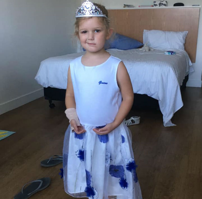 Esta menina tinha dificuldade em sorrir. Afinal era um tumor raro