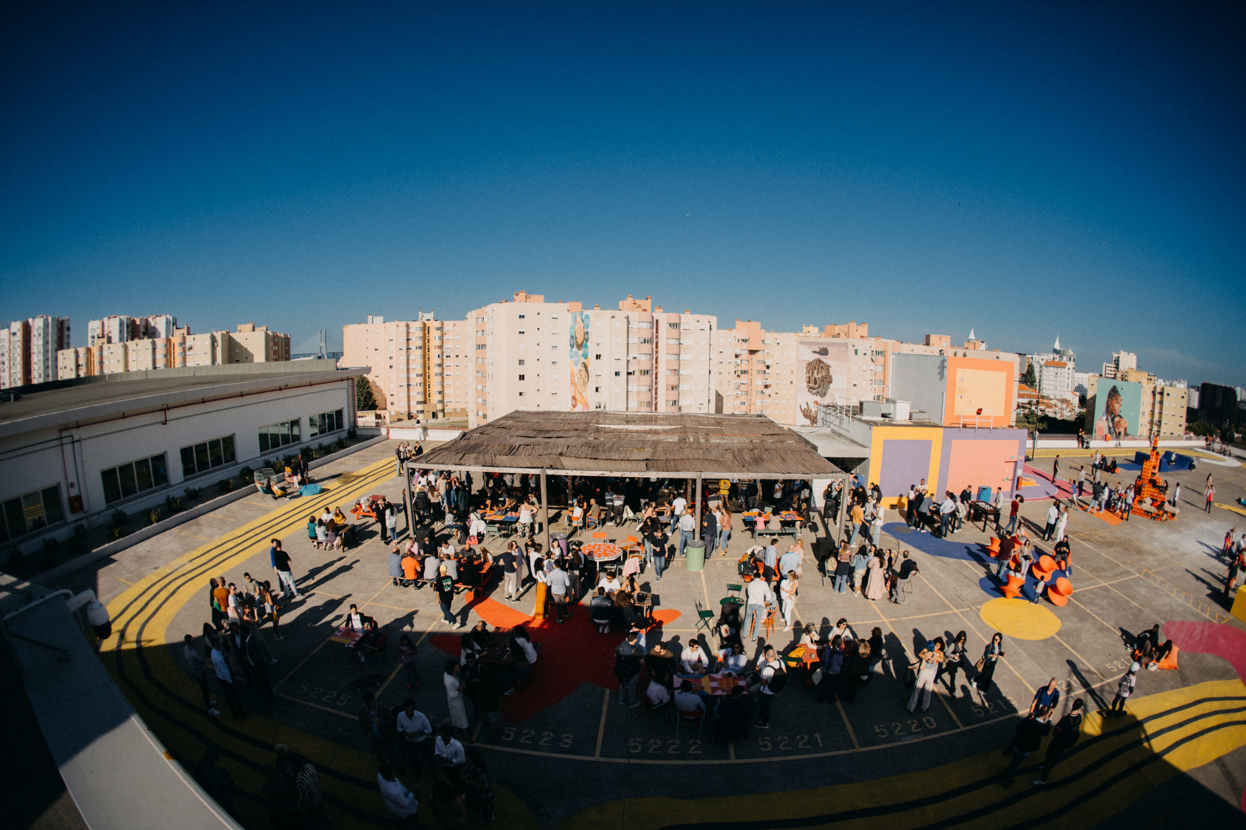 IDB Lisbon. Este rooftop está prestes a reabrir com smash burgers, cycling, ioga e exposições de arte