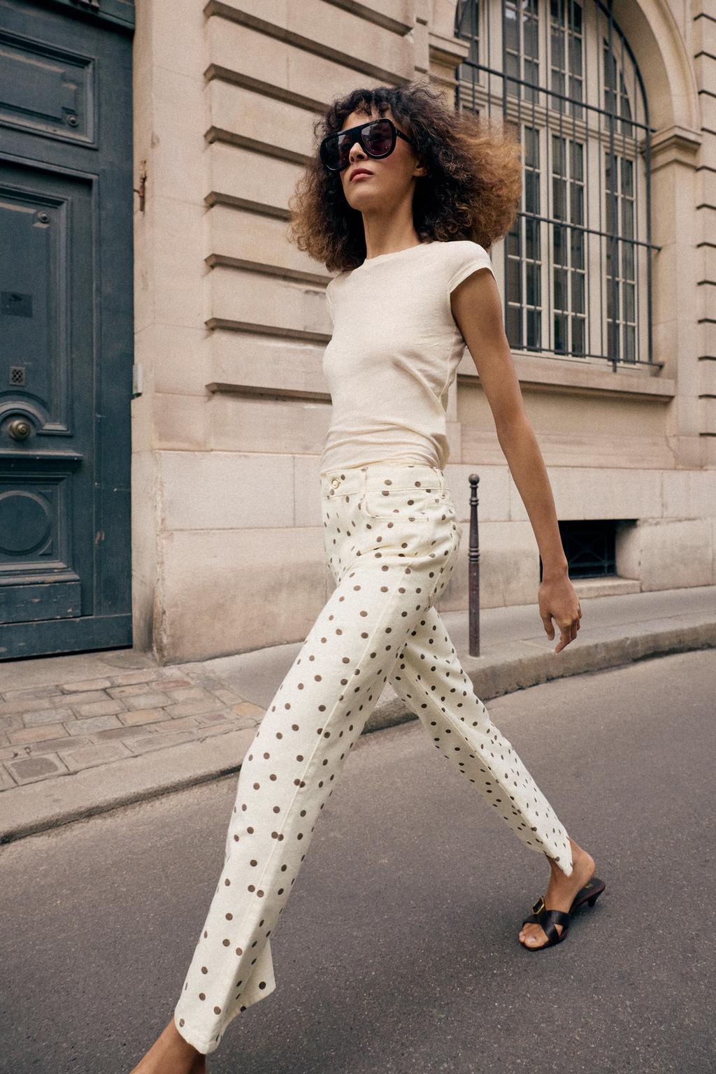 Agarre estas calças da Zara com padrão polka dot antes que esgotem. Saiba quanto custam