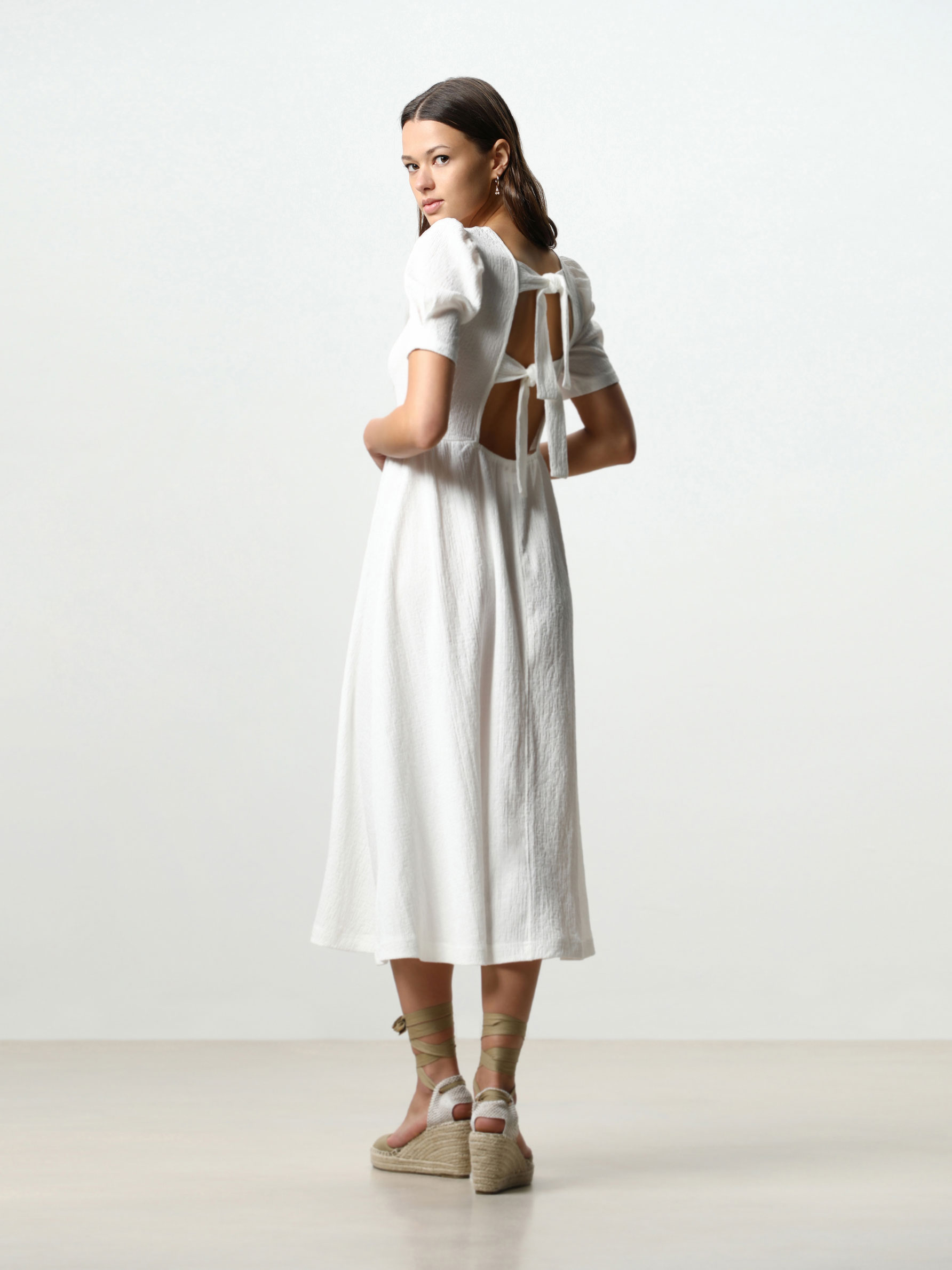 Estamos rendidos às costas decotadas e amorosas do novo vestido da Lefties (por 15,99€)