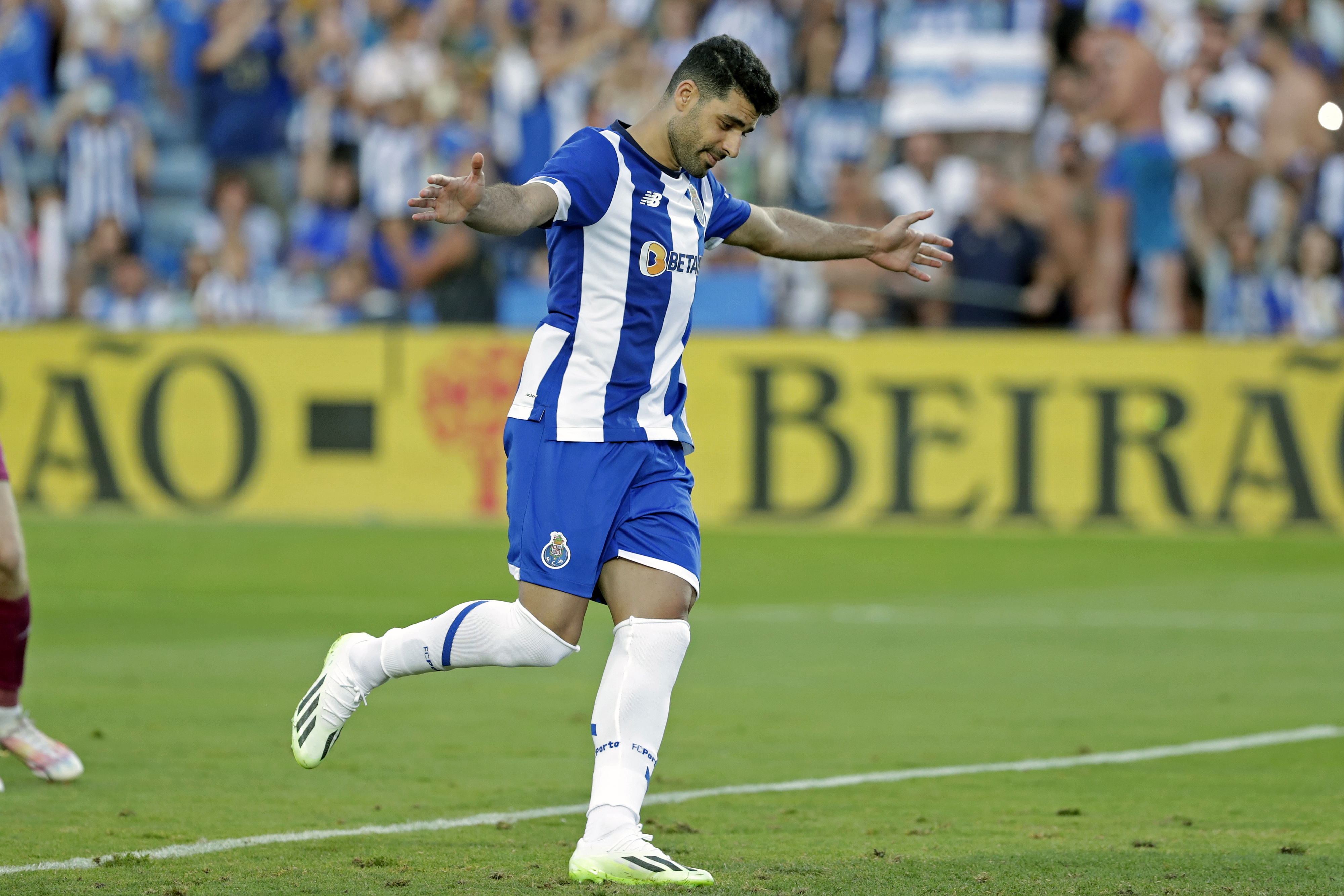 FC Porto goleia Cardiff City com dois golos de Toni Martínez - SIC