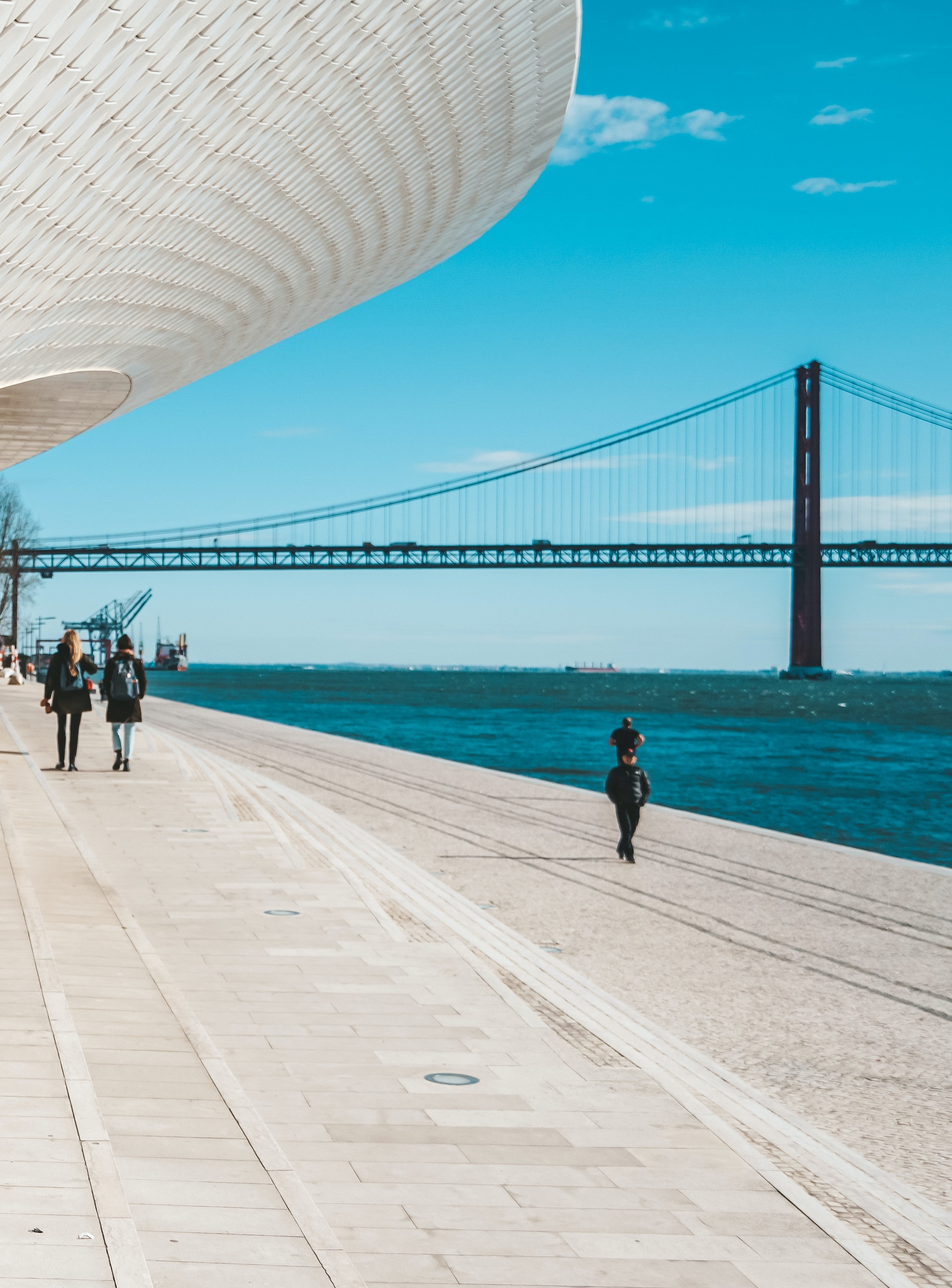 Se ia passear junto ao Tejo este domingo, não vá. A polícia fechou tudo