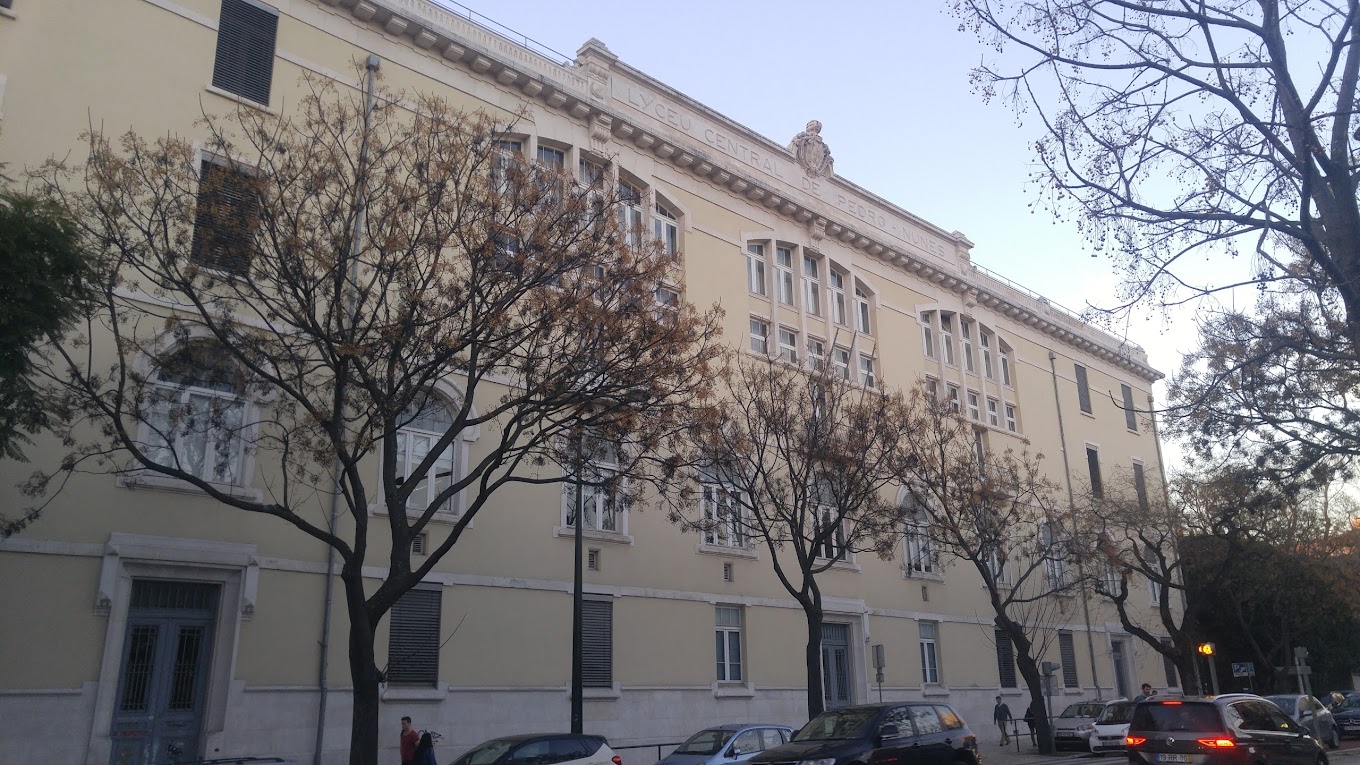 Liceu Pedro Nunes quer “vestuário adequado”. Calções curtos e decotes excessivos estão fora de questão