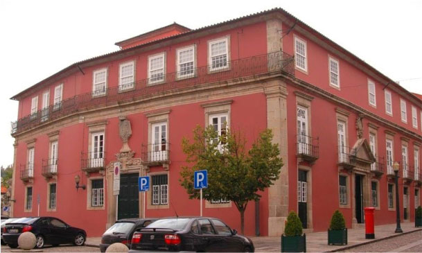 Desempregado condenado a pagar o dobro da pensão à filha. Jovem estuda em universidade privada