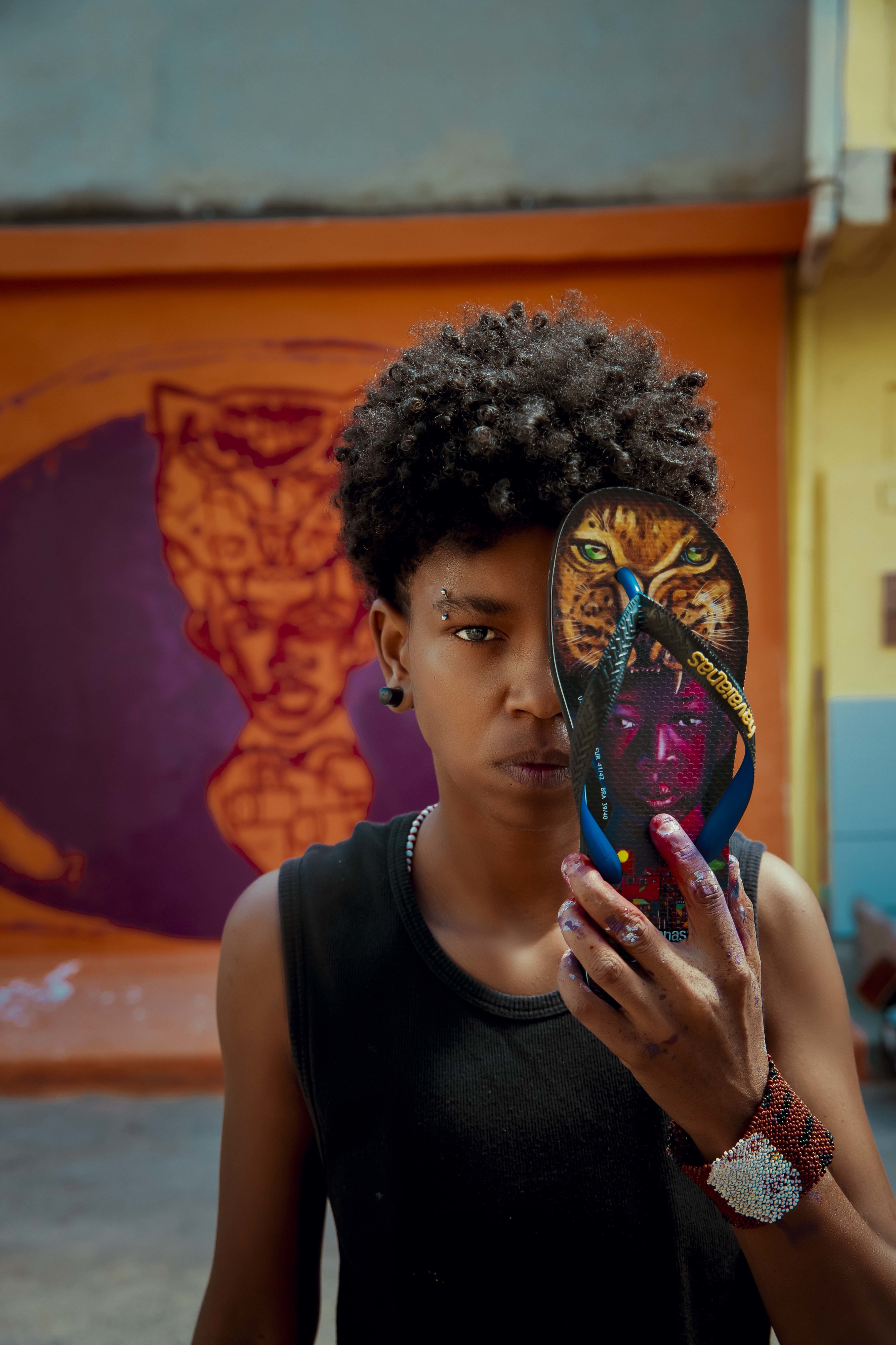 Do Brasil para o mundo, Havaianas lança coleção criada por artistas da favela. Espreite os modelos