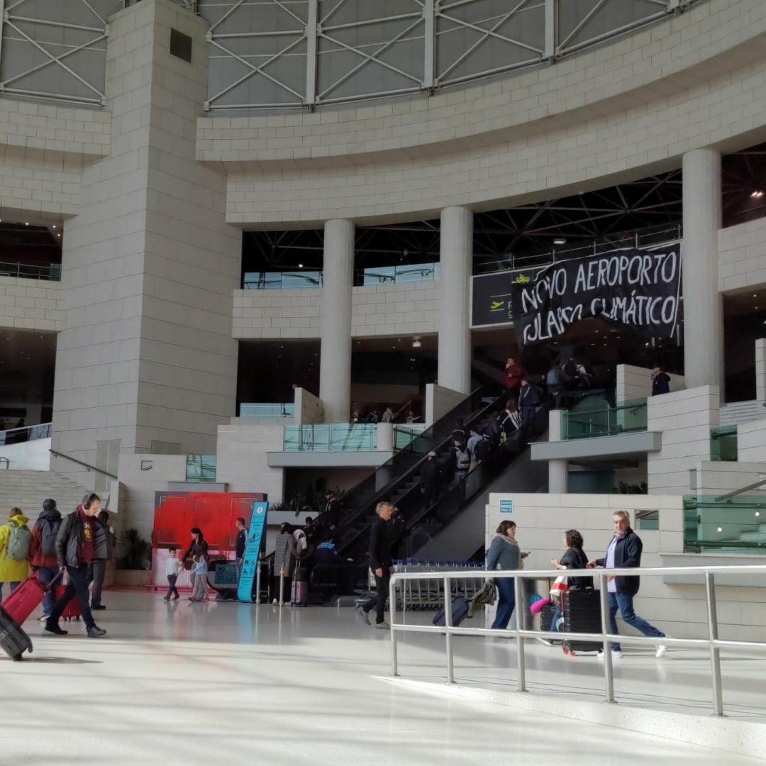Grupo de ativistas climáticos atirou tinta para os leitores de cartão de embarque do aeroporto de Lisboa