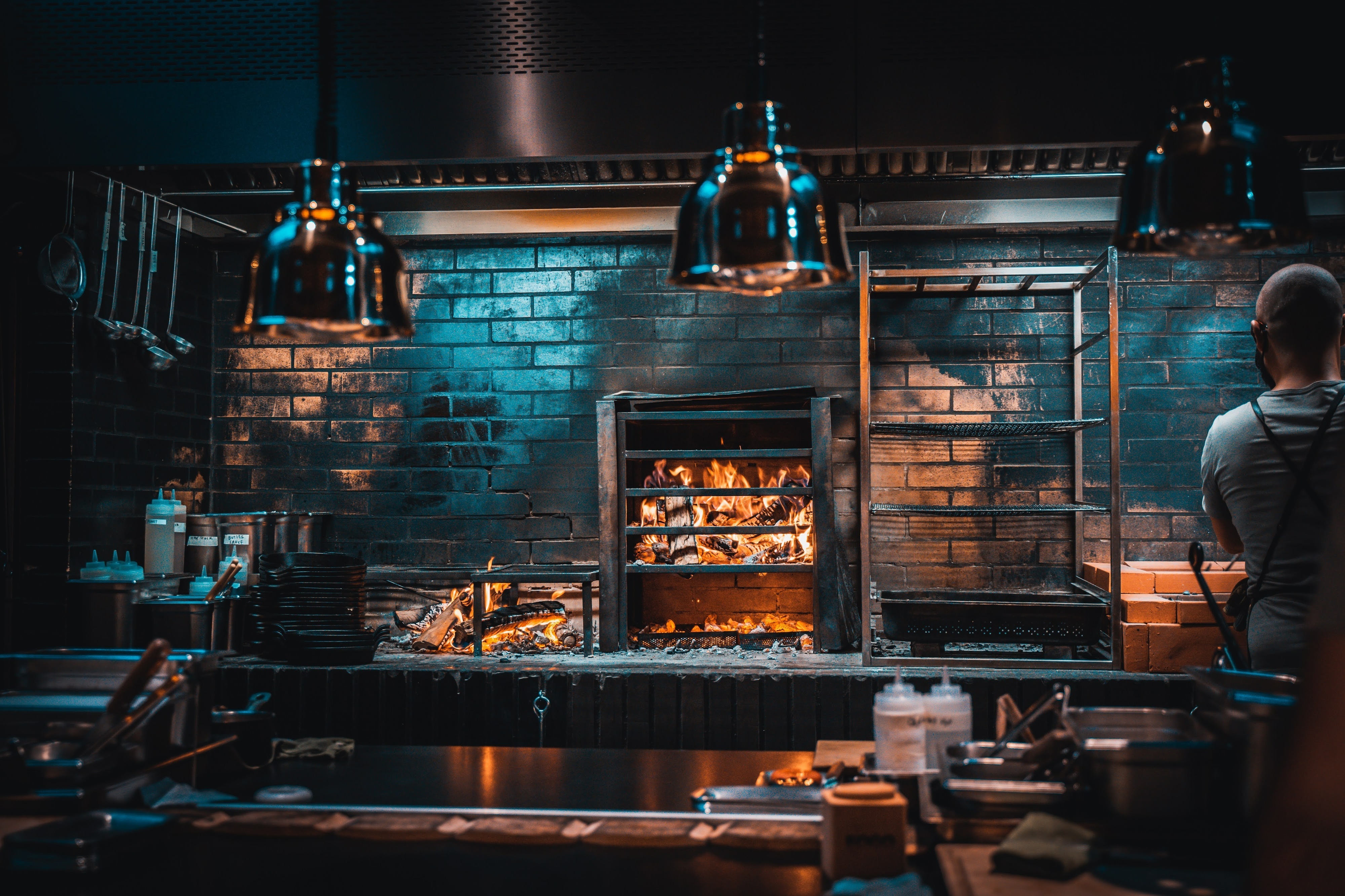 Entre em 2024 com os calores. Este jantar é fogo (e tem mão de um chef estrela Michelin)