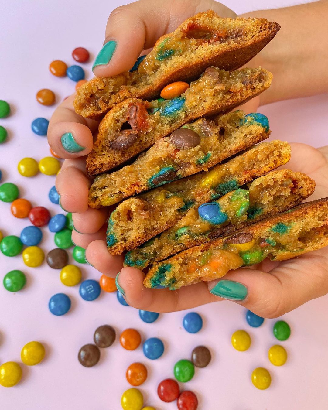 Estas cookies bem recheadas e decadentes chegam-lhe agora a casa