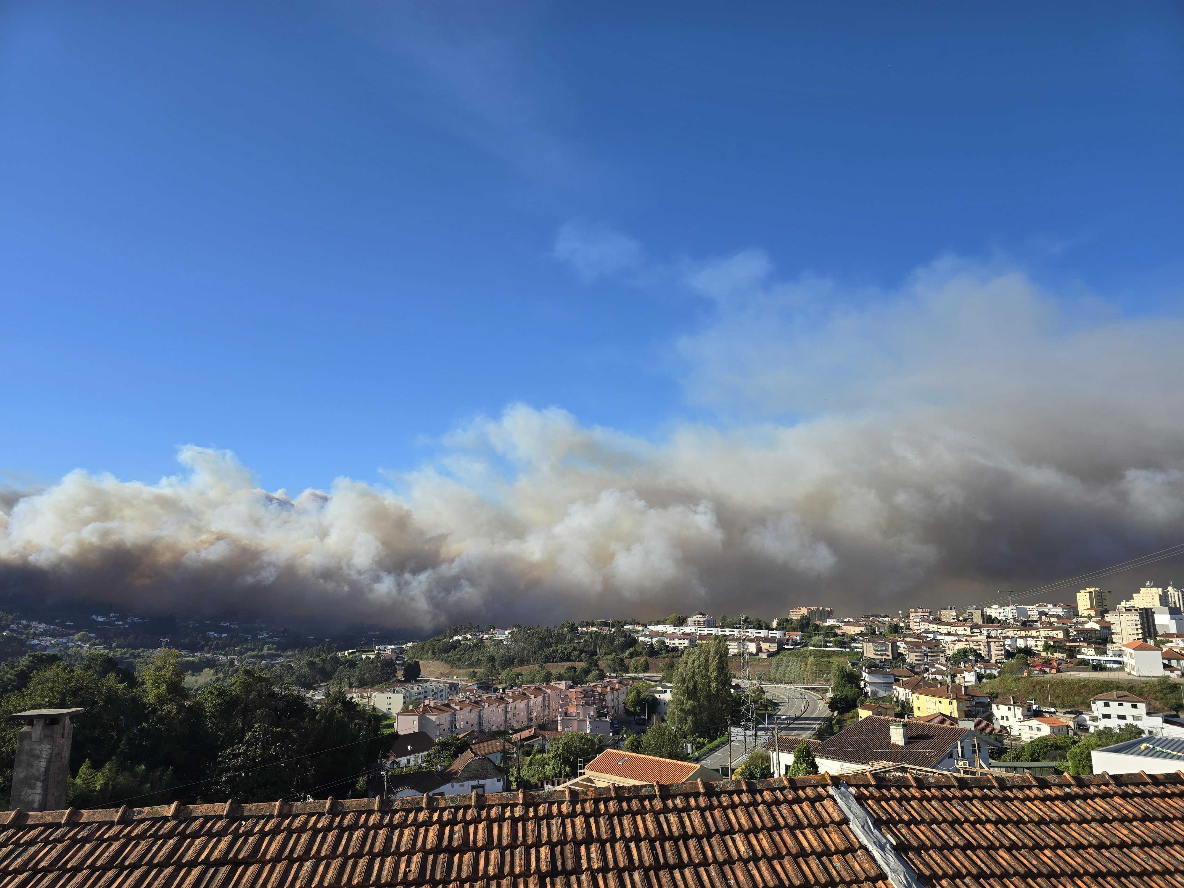 16 incêndios ativos no País e mais de 500 operacionais em Oliveira de Azeméis. Bombeiro morreu no domingo