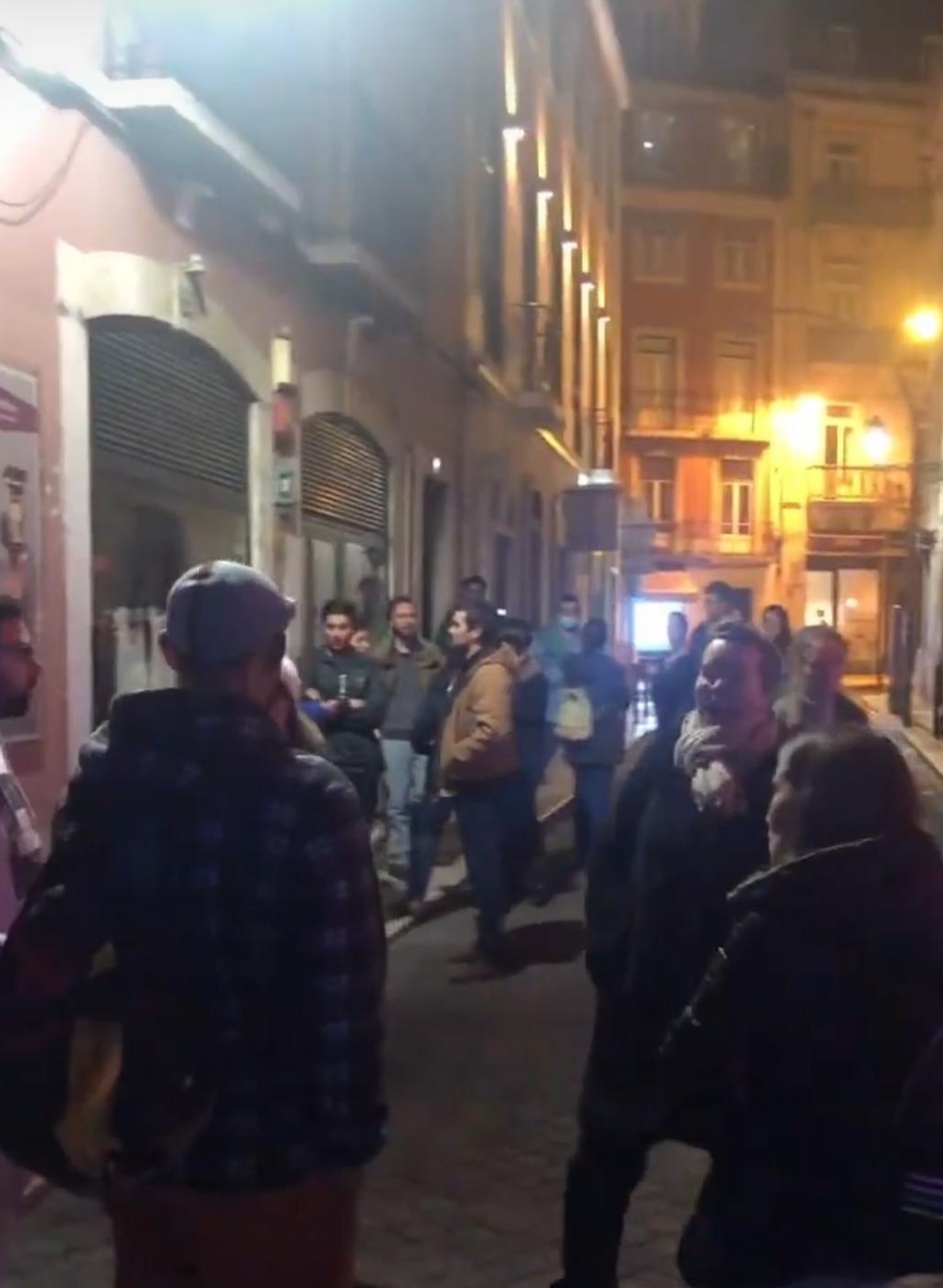 Restaurante que se recusou a fechar portas organiza manifestação e junta dezenas de pessoas