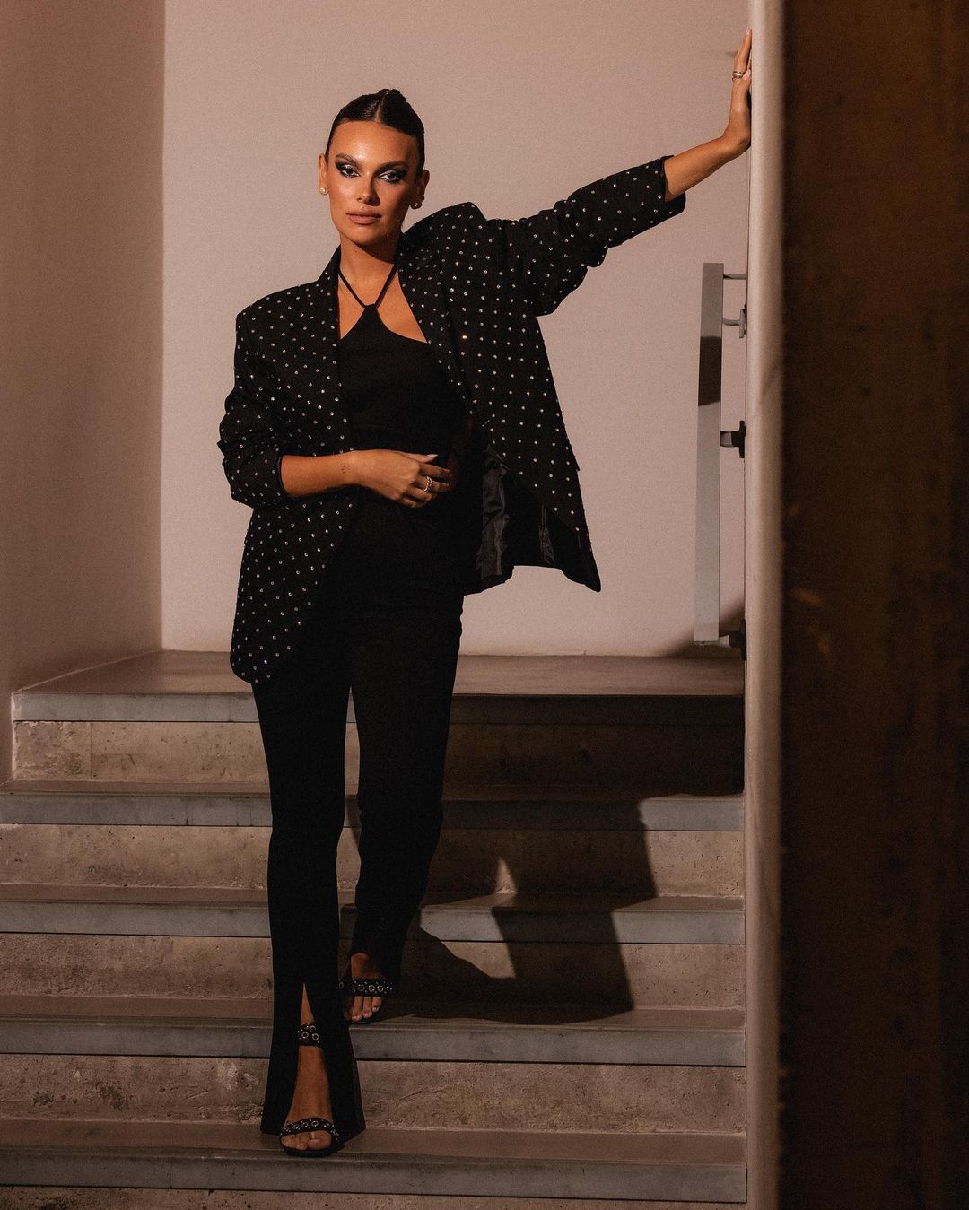 Mafalda Castro deslumbra com look monocromático na primeira noite de “Bate Pé” ao vivo. Saiba onde comprar