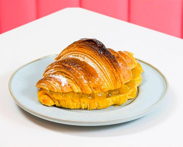 Depois do controverso ananás na pizza surge o ananás no croissant. Onde? Nós contamos