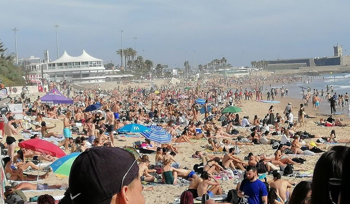 Enquanto as escolas fechavam, as praias enchiam. Como foi o início da pandemia em Portugal