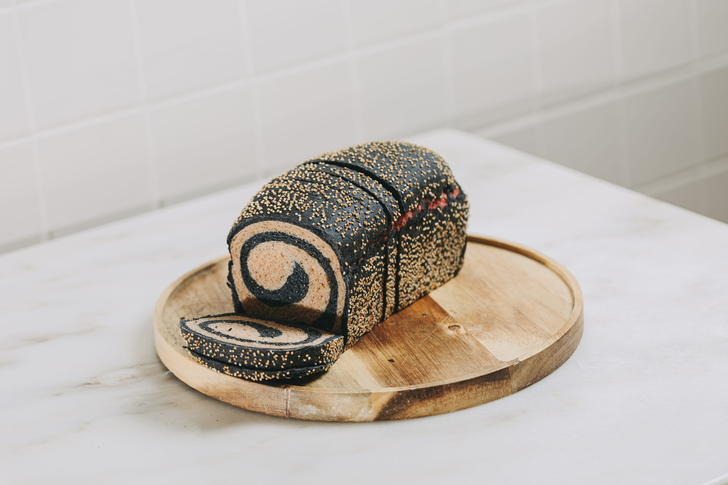 Pão, pão, pão, com carvão é tão bom. E este já está à venda n’A Padaria Portuguesa