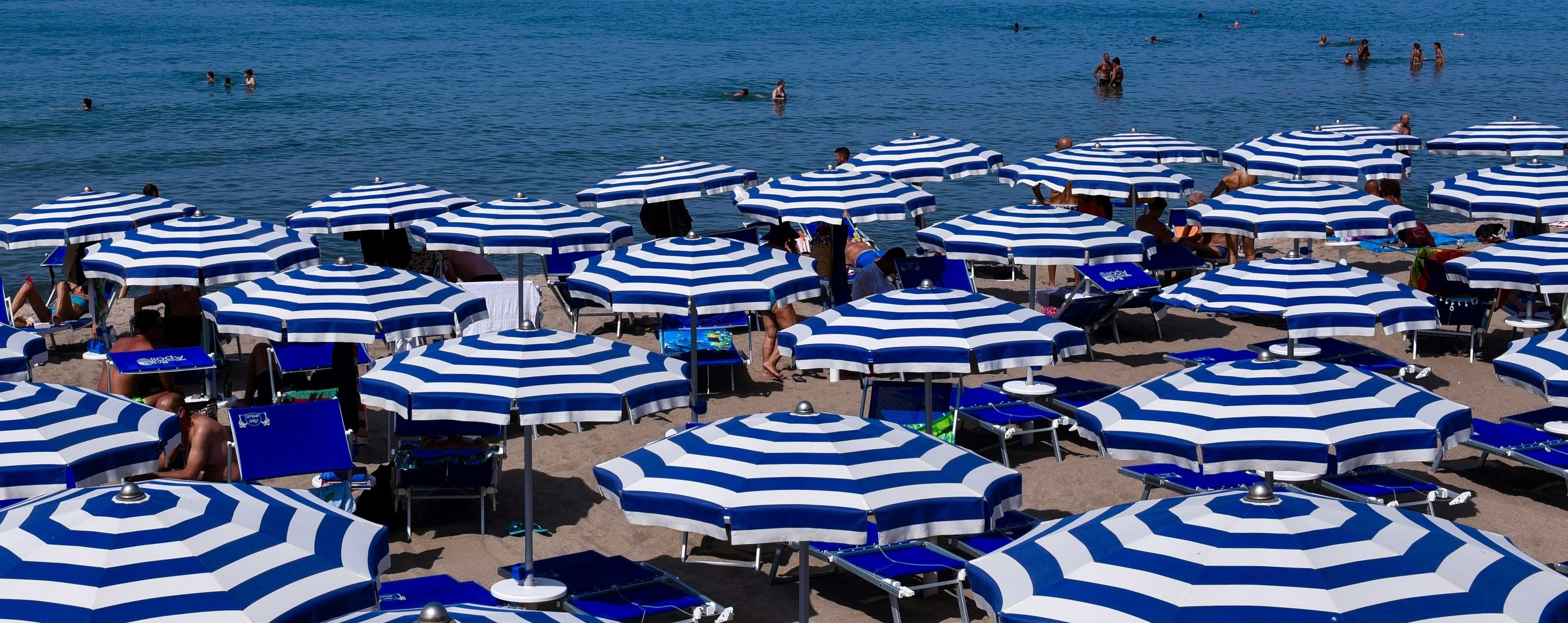 Estes guarda-sóis icónicos pelo mundo deixam-nos com vontade de passar mais tempo na praia