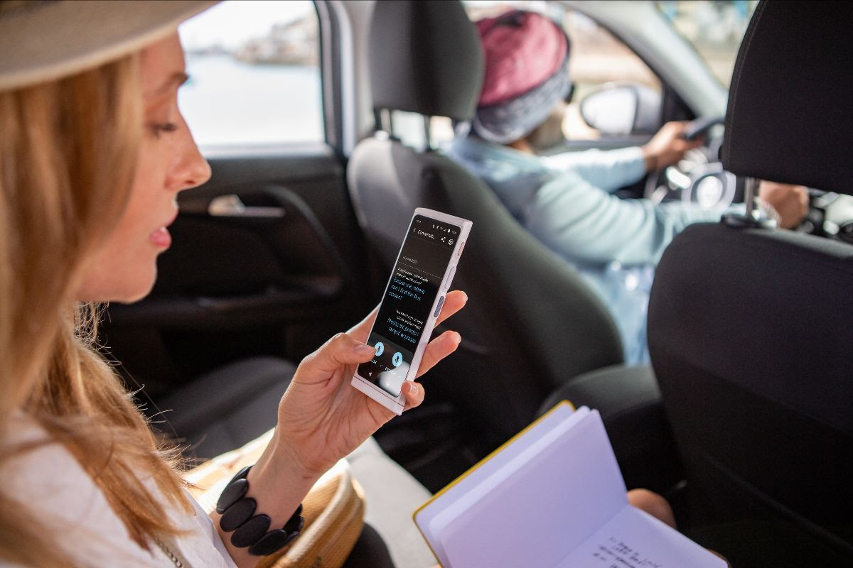 Este gadget portátil traduz mais de 100 idiomas em segundos — sejam vozes ou cartas de restaurantes