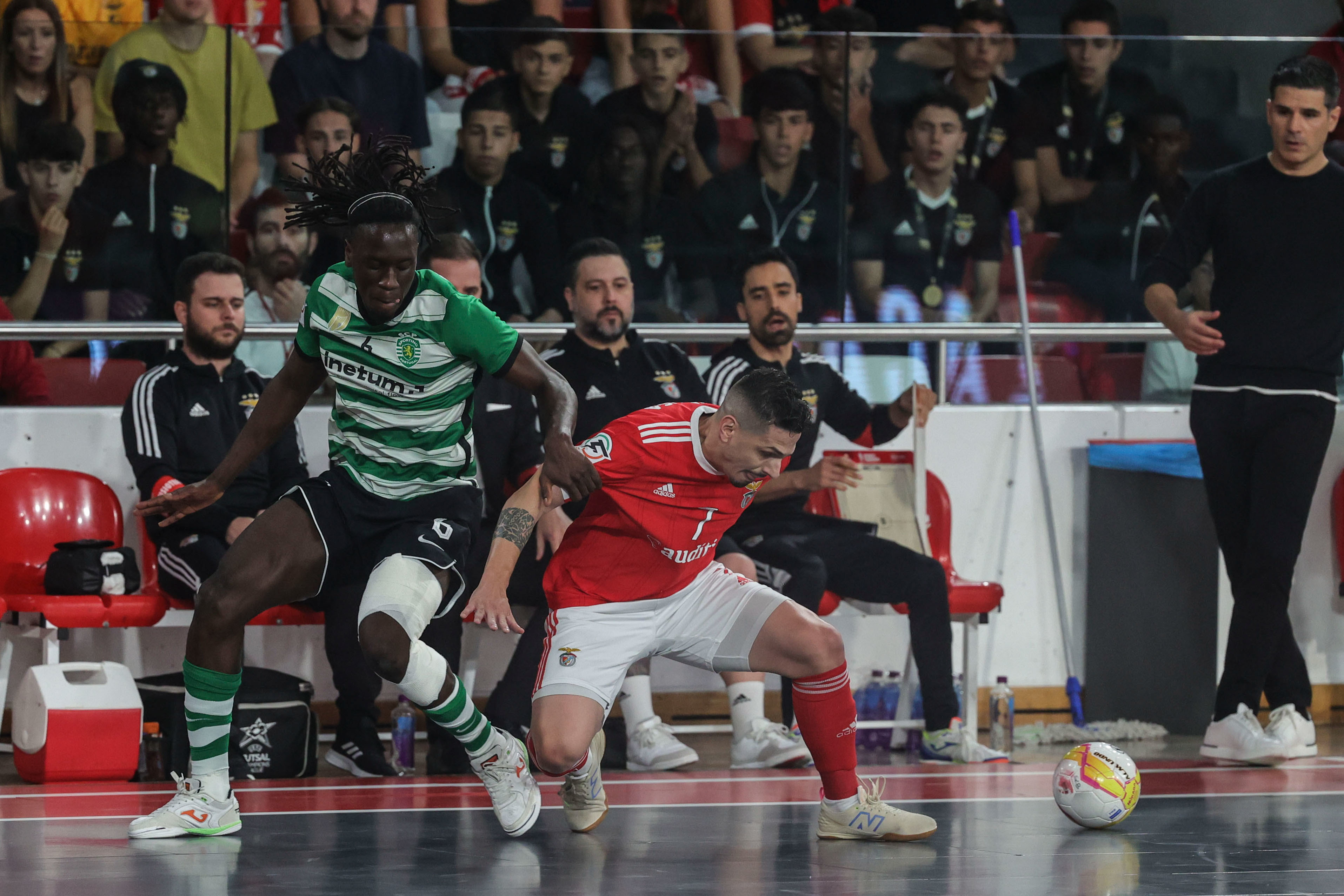 Futsal: Sporting vence Benfica e fica a um triunfo do título - SIC Notícias