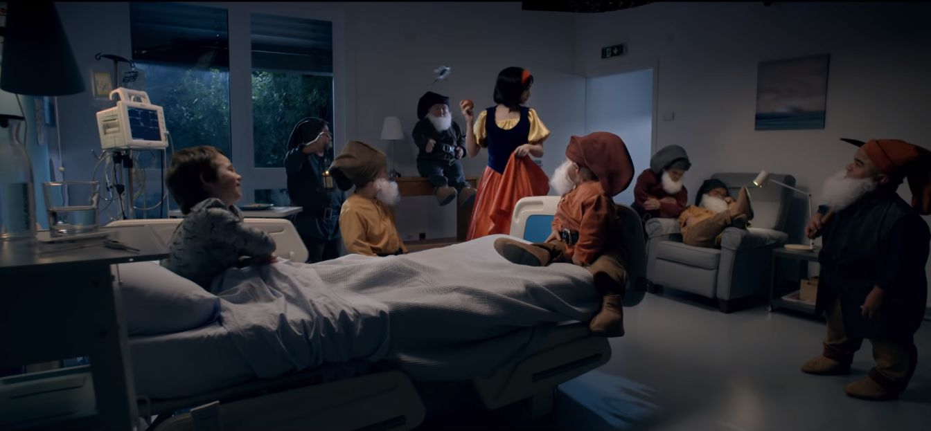 Como ler uma história à noite melhora o sono e a saúde de uma criança (e a aproxima dos pais)
