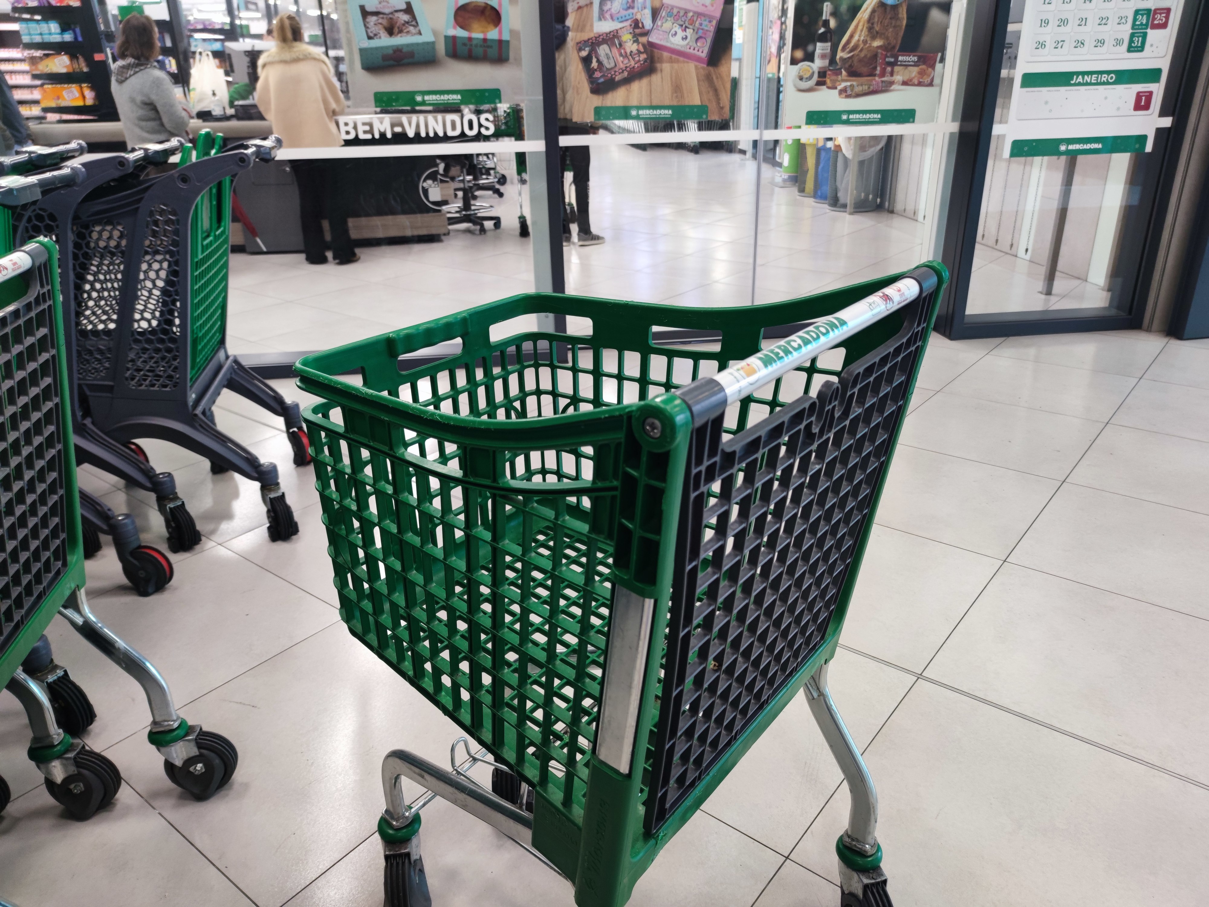 Esqueça as apps de encontros. O que está a dar agora é engatar na Mercadona (e há técnicas)