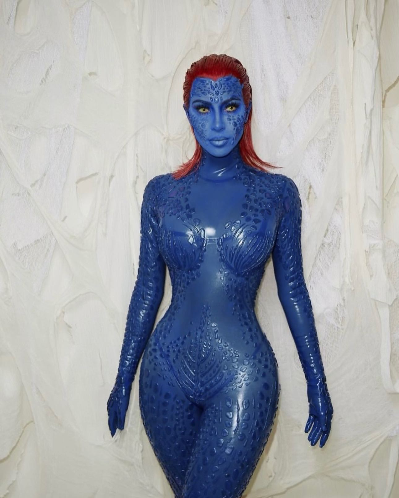 Kim Kardashian surge mascarada de Mystique em festa de aniversário… que não era de Halloween