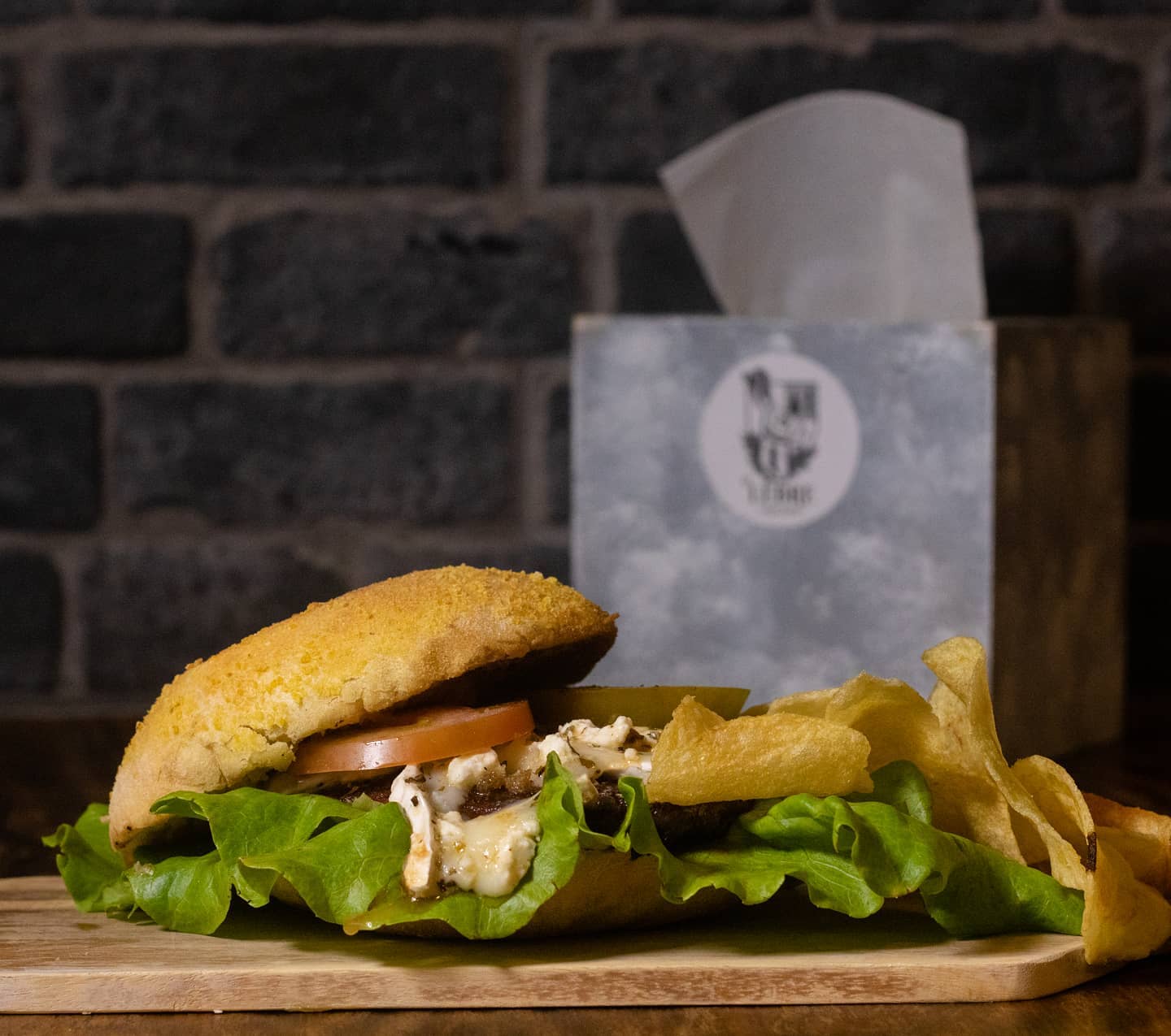 Com abacate, queijo ou à alentejana. Conheça a taberna da Ericeira que revolucionou o prego no pão