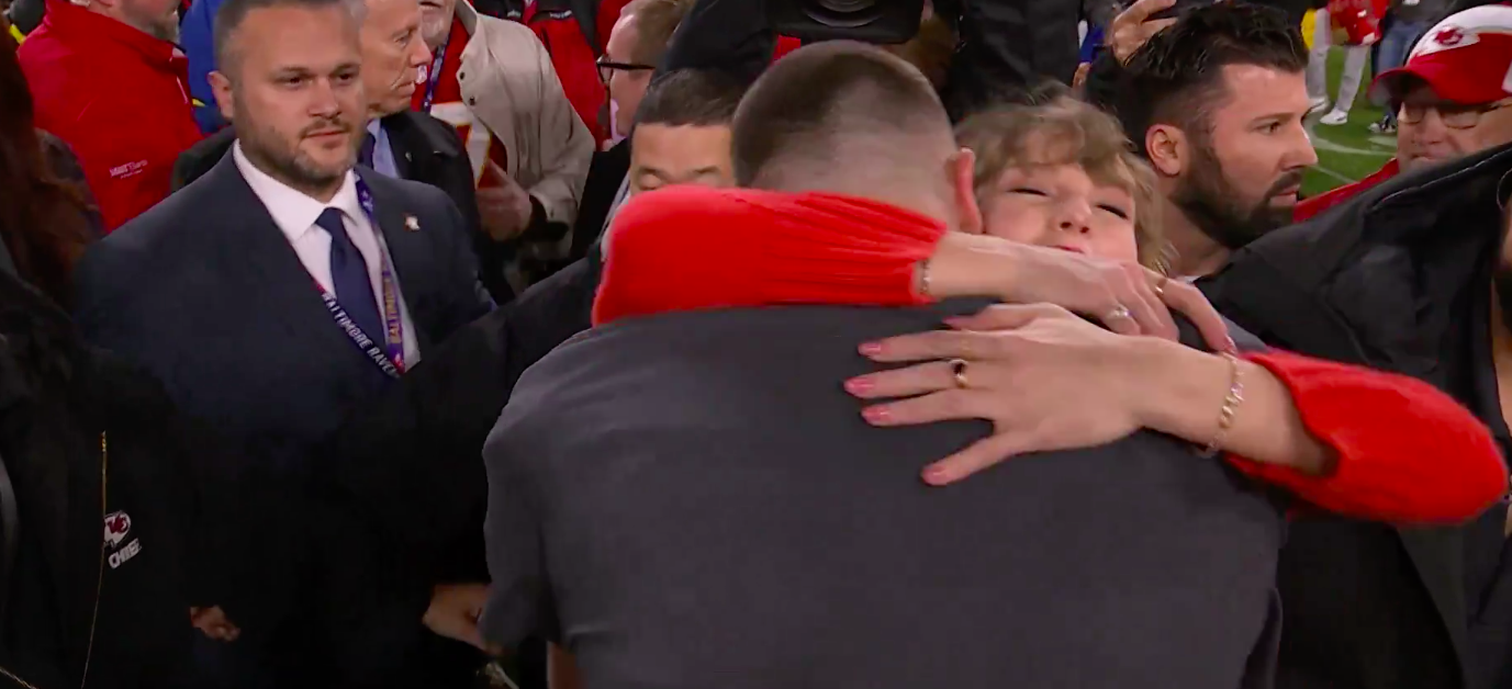 Alvo de imagens de cariz sexual manipuladas, Taylor Swift comemora vitória do namorado (vídeo)