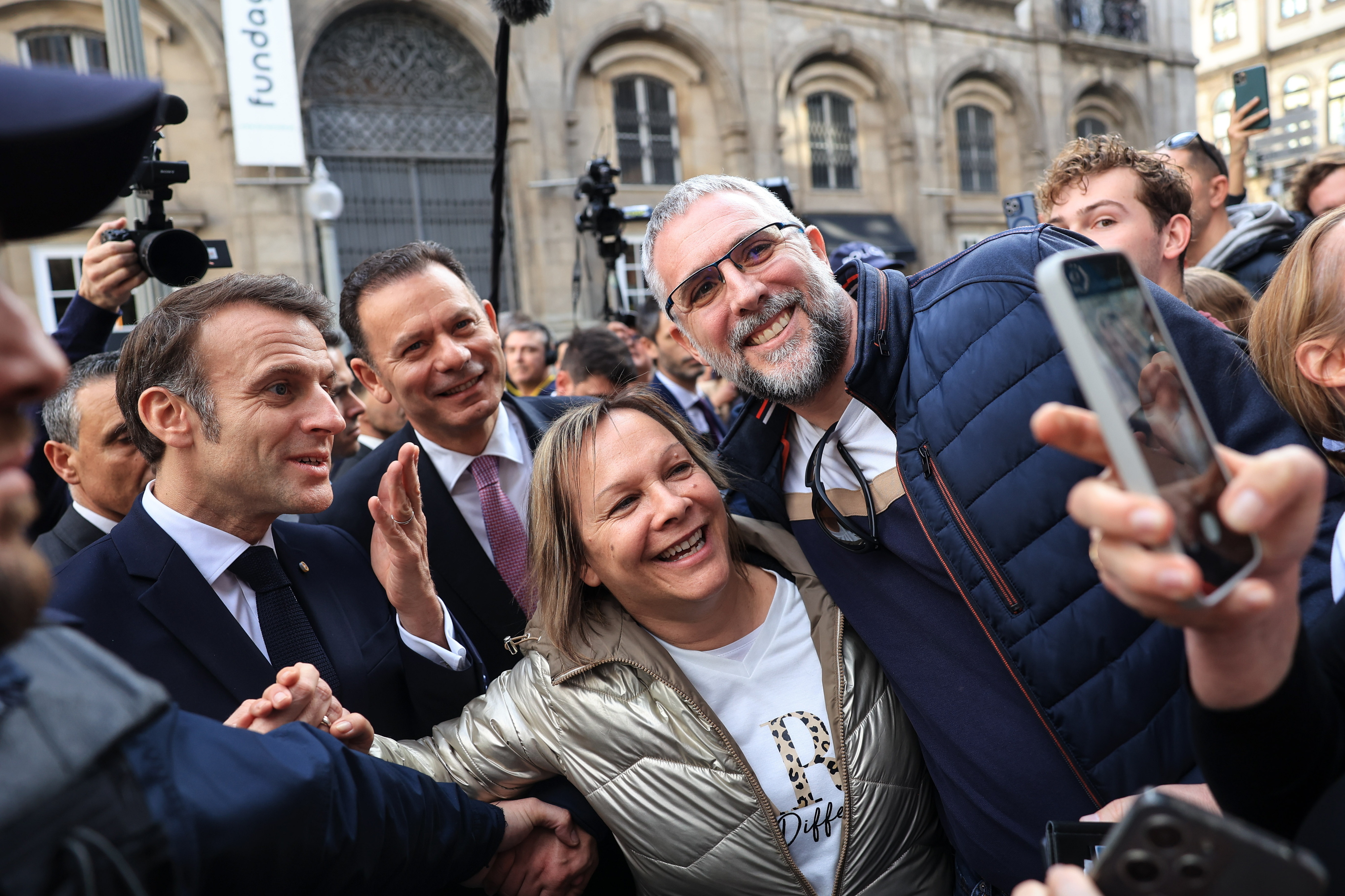 Macron fecha visita oficial no Porto agradecendo o "extraordinário acolhimento"