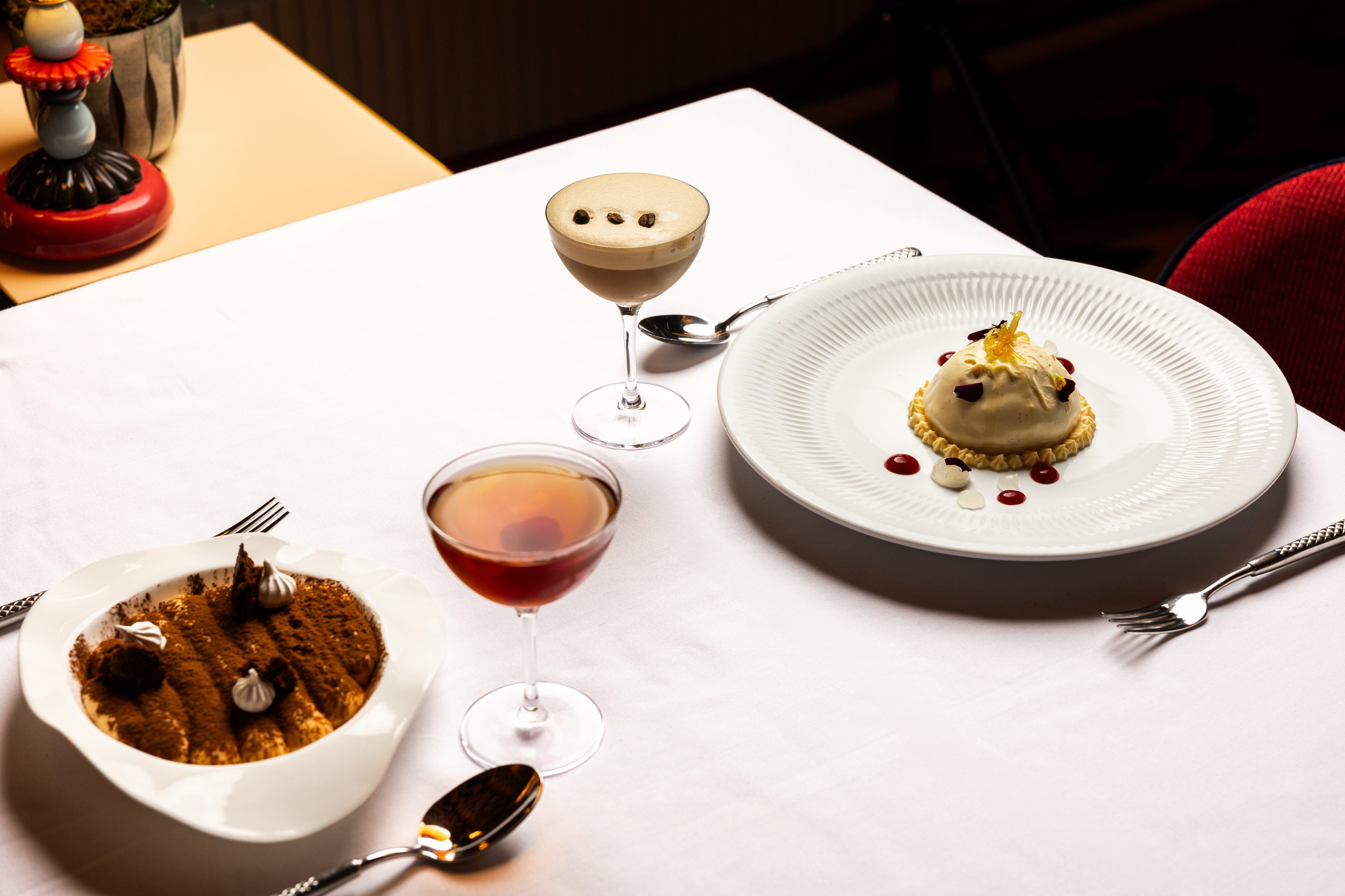 Este terraço em Cascais tem DJ, tábuas de queijos, ostras e espumante ao longo da semana. Saiba mais