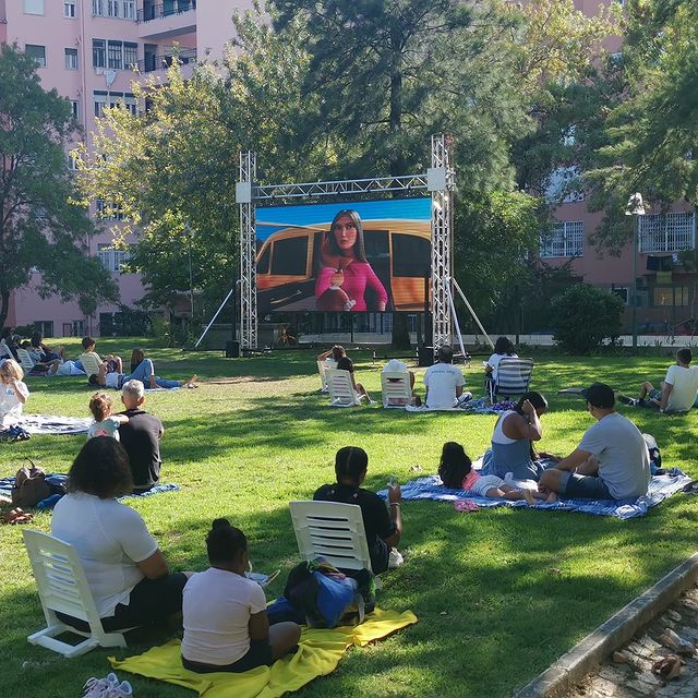 Pais, antes que venha a chuva, uma última sessão de cinema ao ar livre com os miúdos em Lisboa