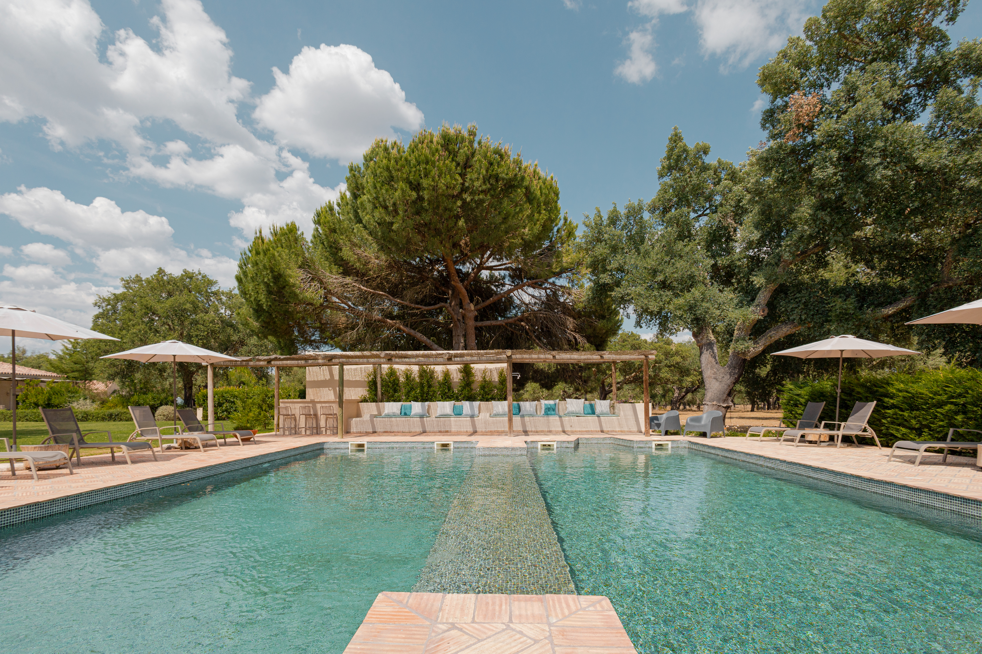 Há um novo hotel em Alcácer do Sal com uma piscina tão incrível que só nos apetece arrancar já para lá