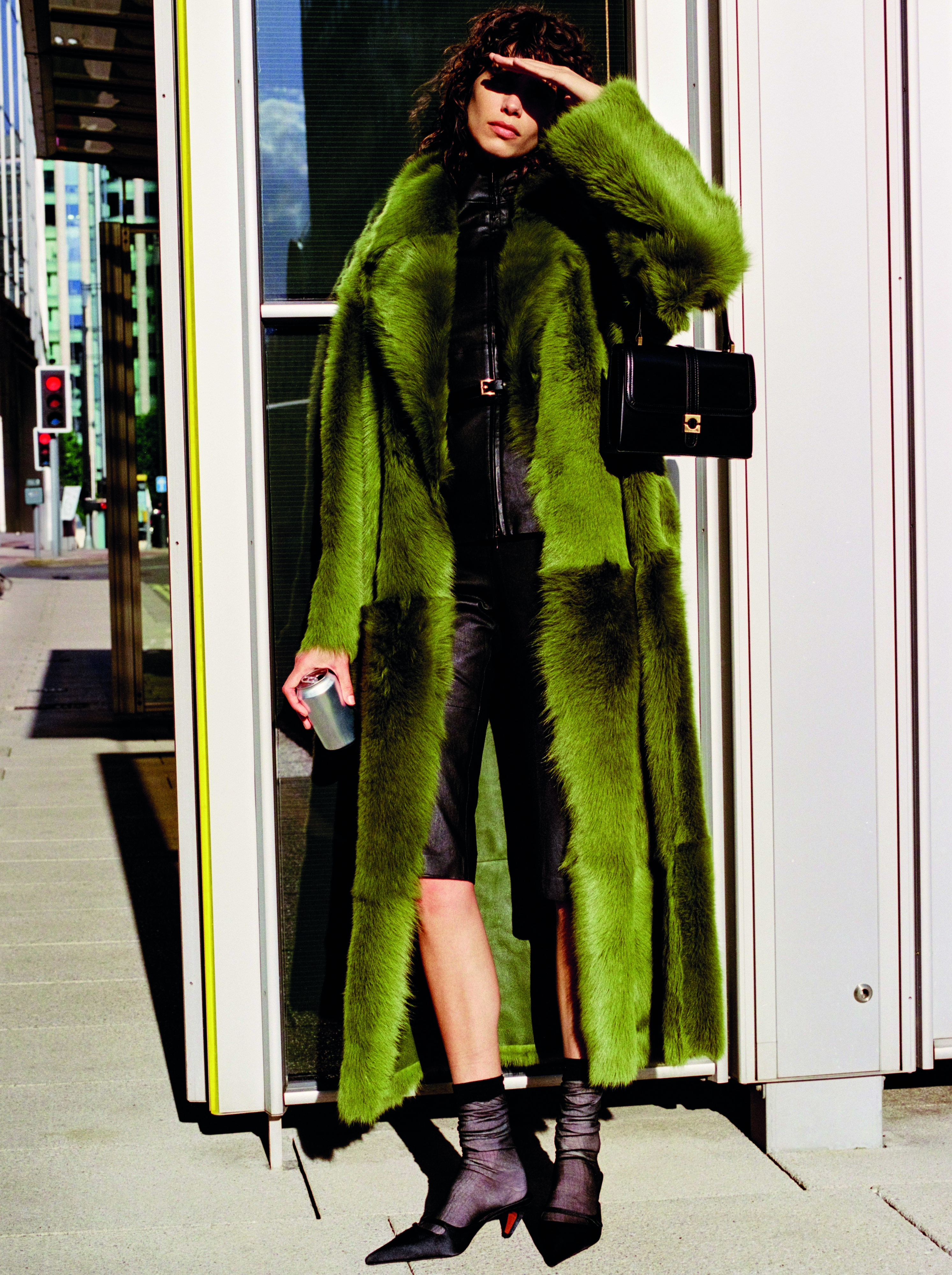 Estamos apaixonados por estes 16 casacos de sonho da nova coleção da Mango. Linha chega aos 999€