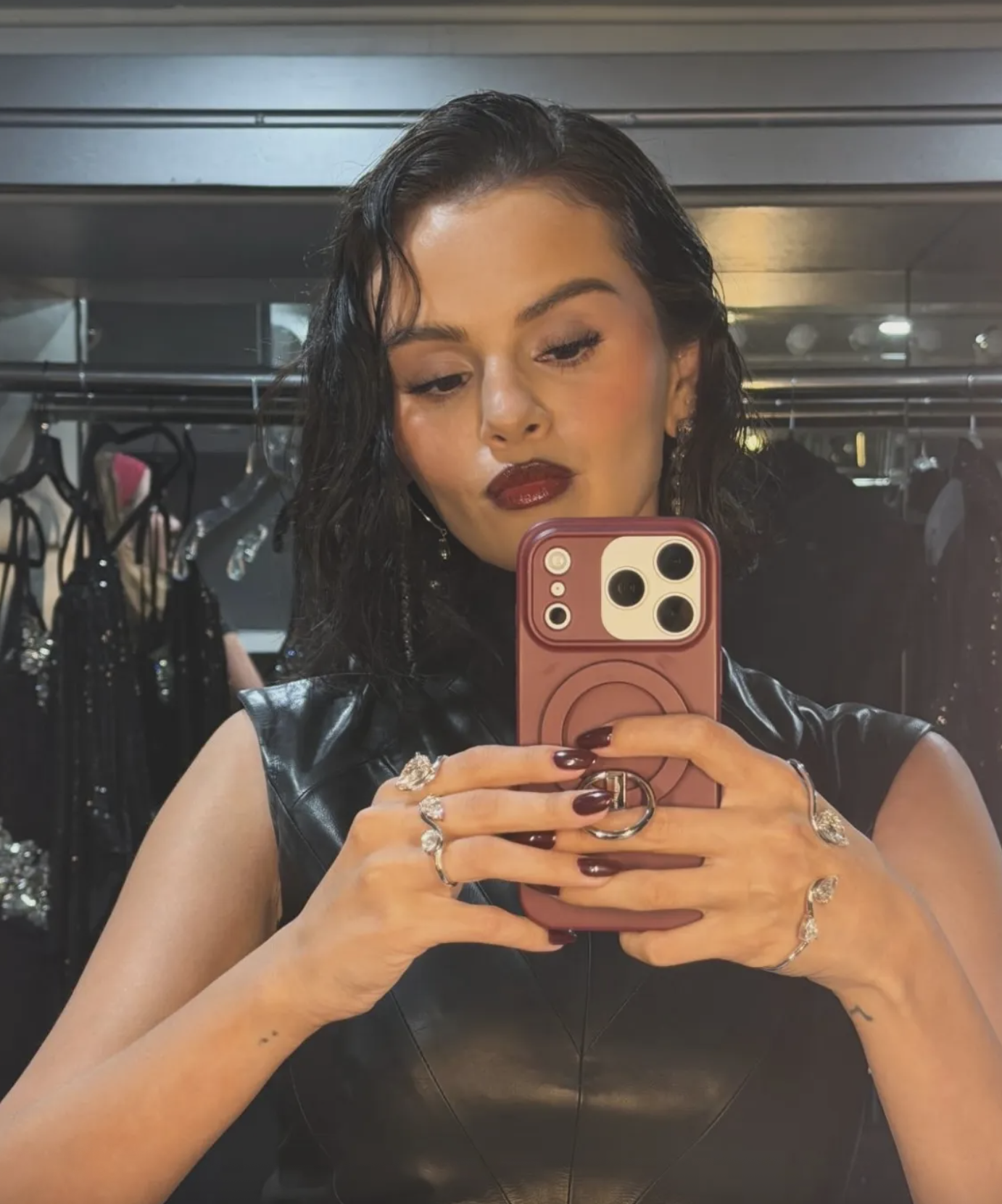 As unhas de Selena Gomez provam que o bordô continua a ser a cor do outono. 10 vernizes para aderir à manicure