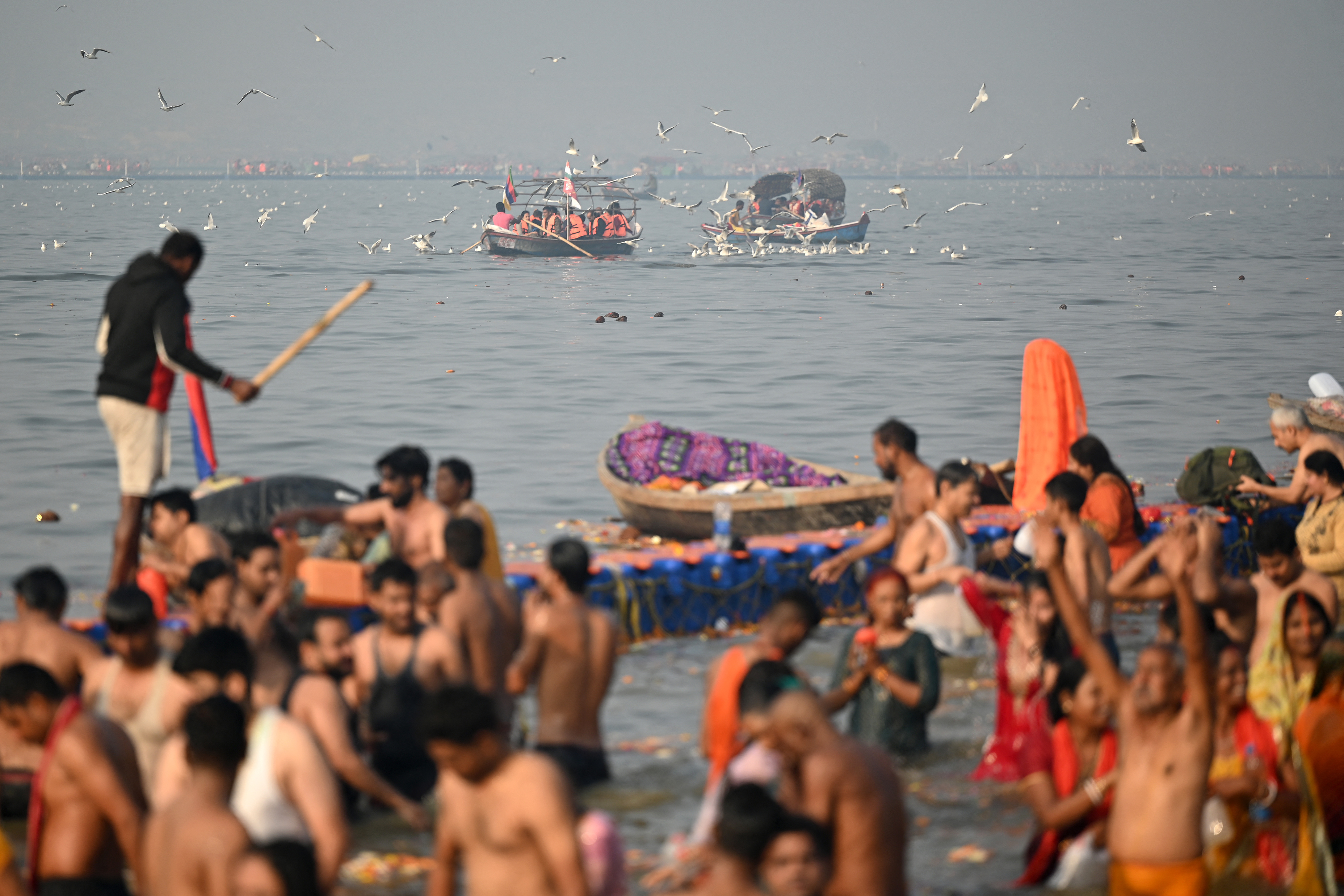 Autoridades indianas impõem restrições a barqueiros do festival hindu Kumbh Mela. "Se não houver rio, morreremos de fome"