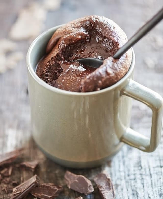 Brownie, limão ou maçã. 5 receitas de bolos de caneca para fazer em menos de 5 minutos