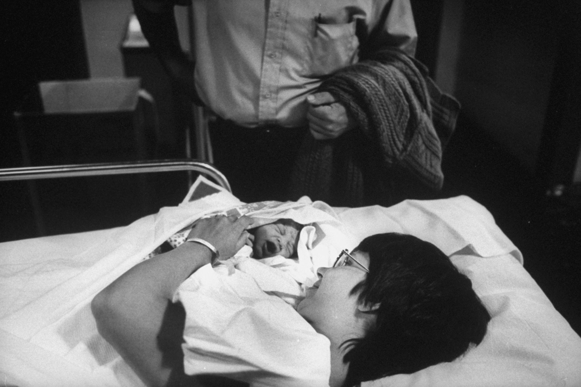 Não amamentar em frente ao pai e outras regras hospitalares hilariantes dos anos 60